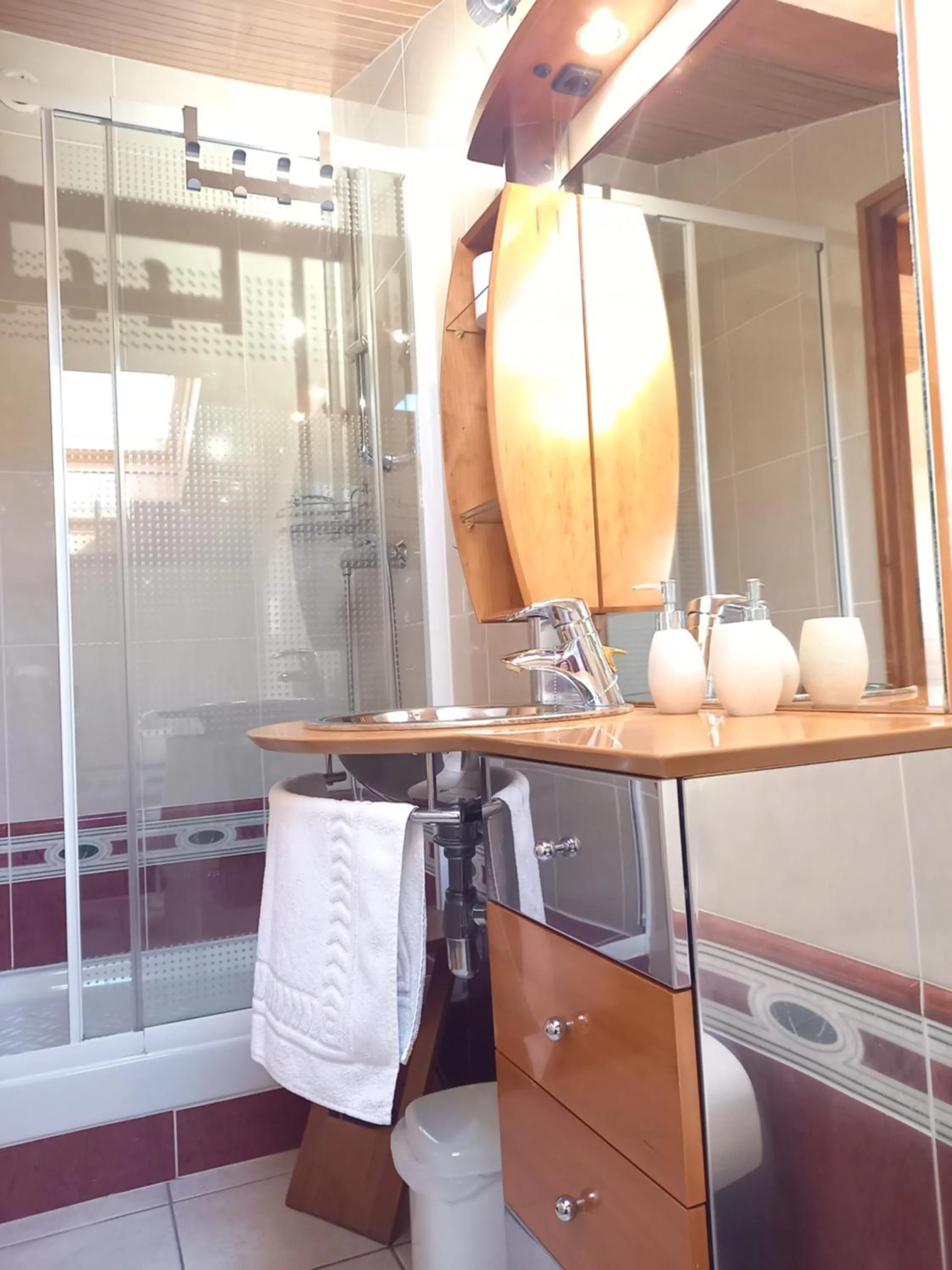 Shower in Villa Goxoki avec piscine Saint Jean Pied de Port