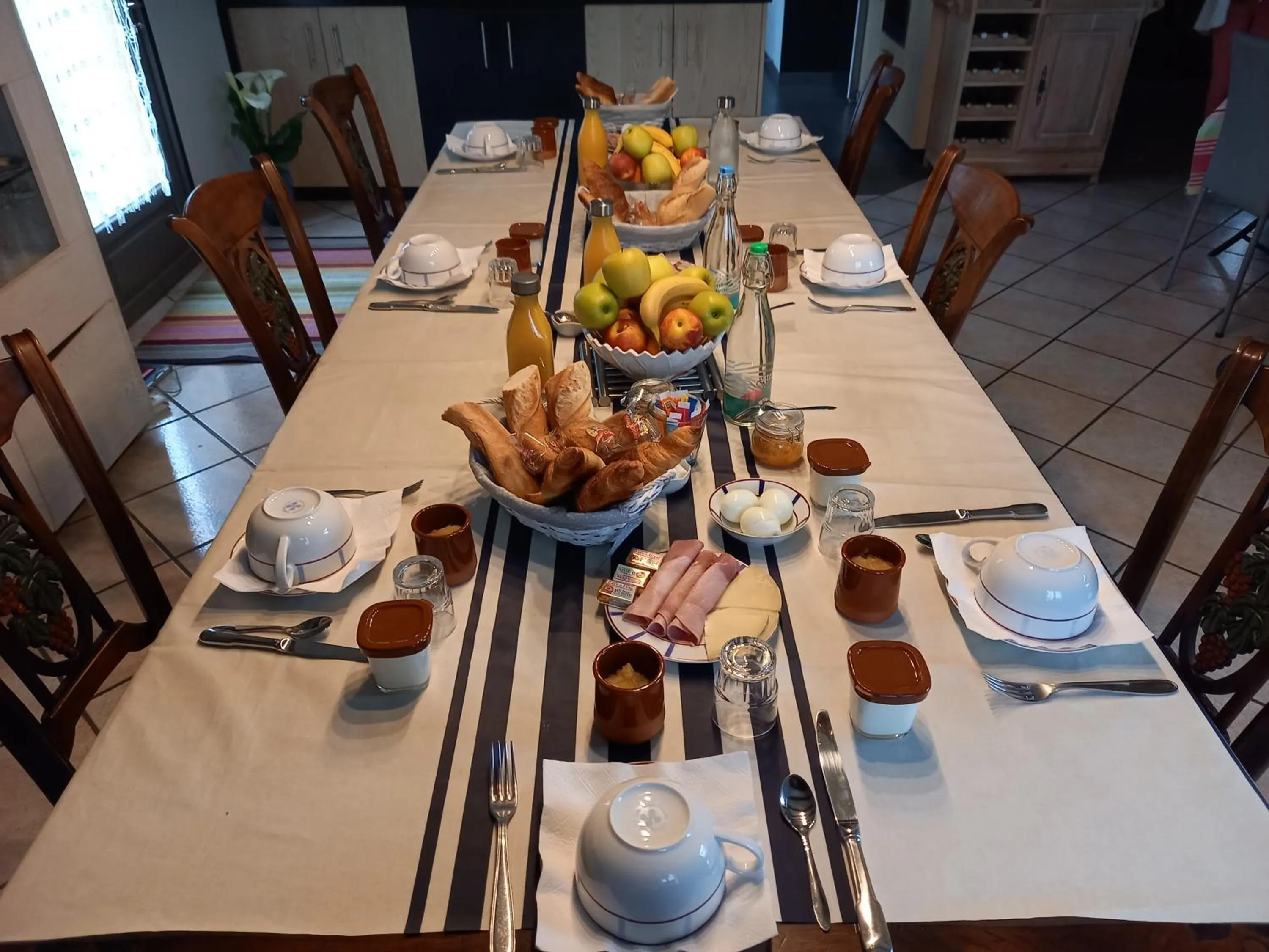 Continental breakfast in Villa Goxoki avec piscine Saint Jean Pied de Port