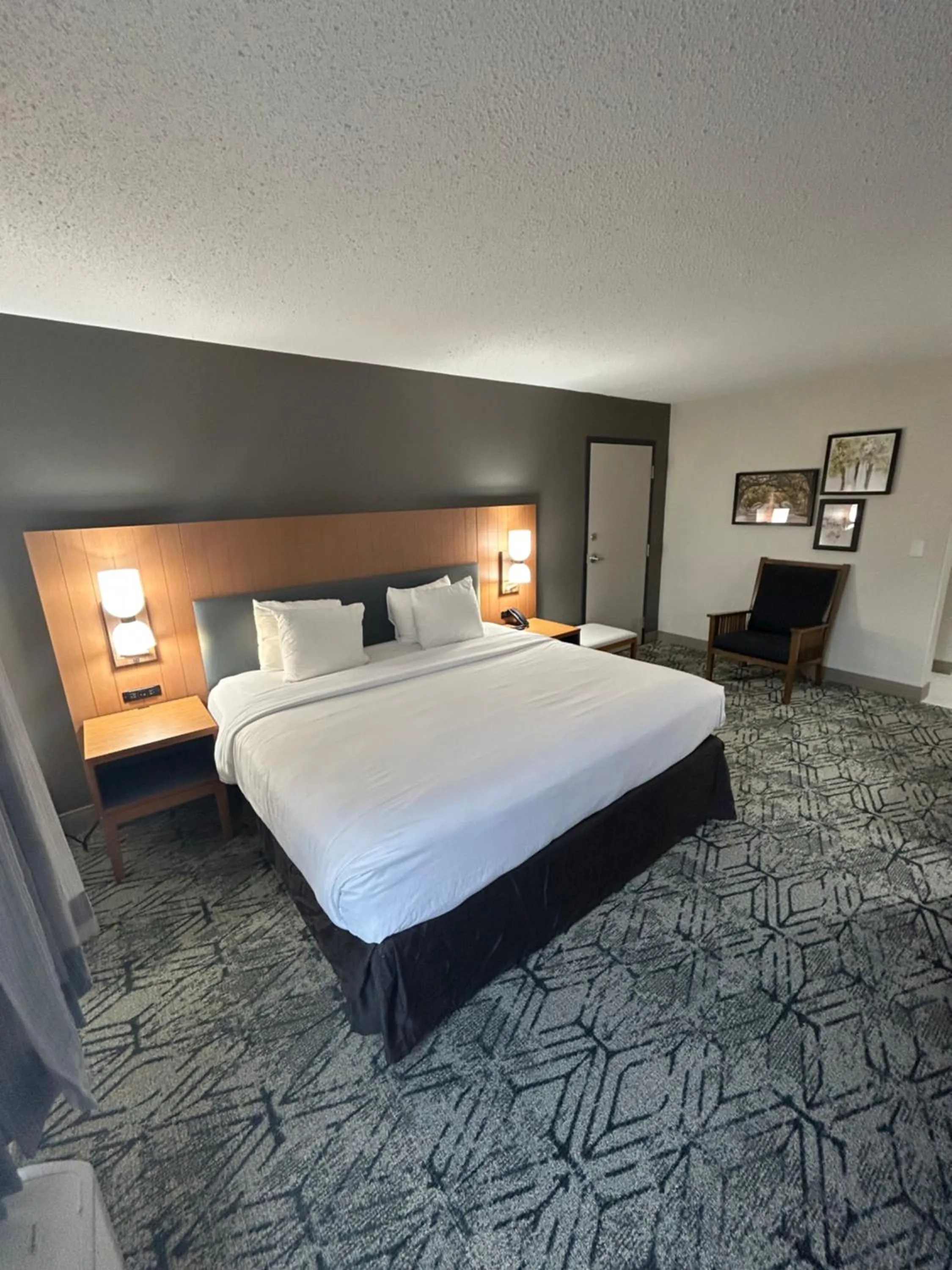 Bed in Country Inn & Suites by Radisson, Dahlgren-King George, VA