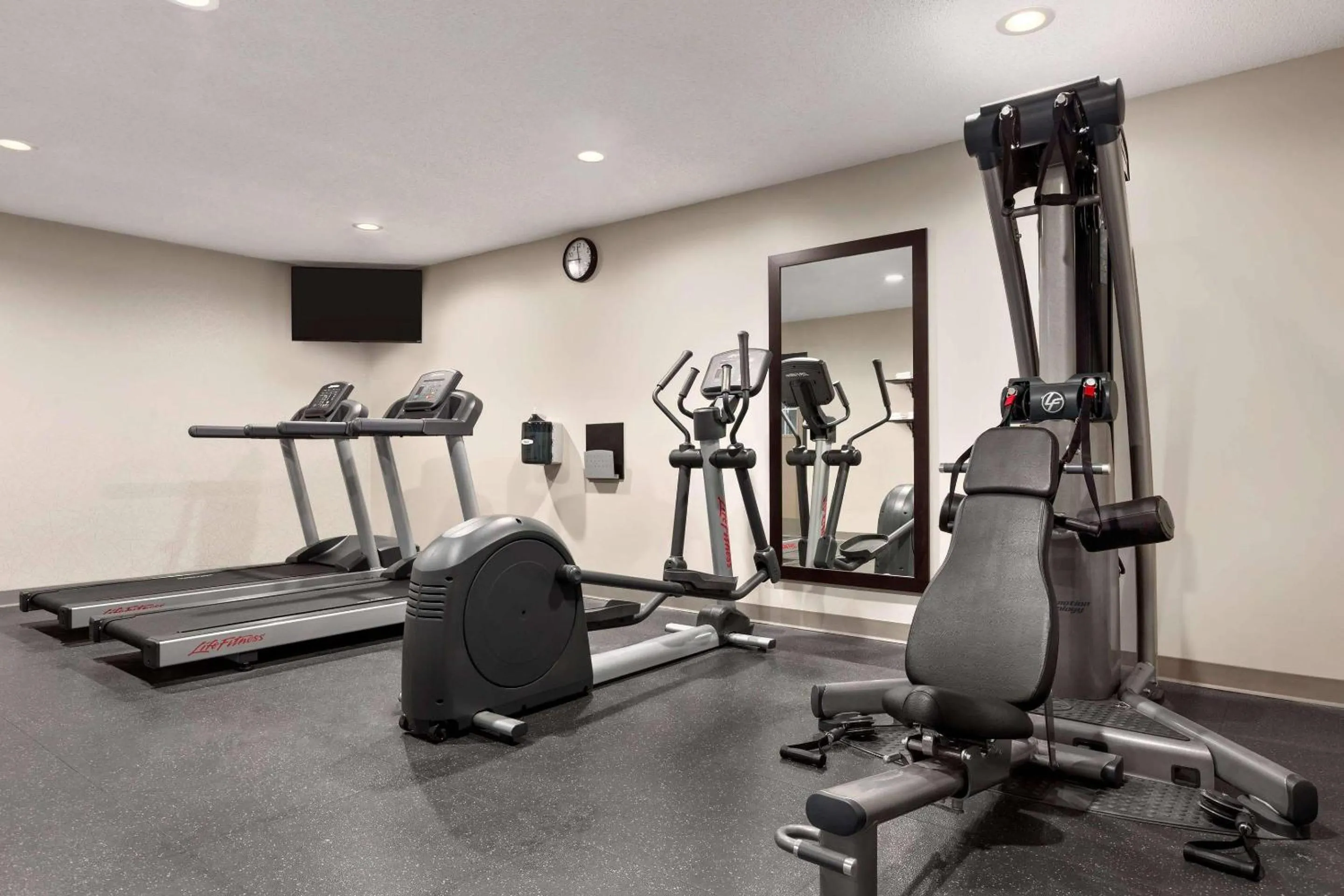 Fitness centre/facilities in Country Inn & Suites by Radisson, Dahlgren-King George, VA