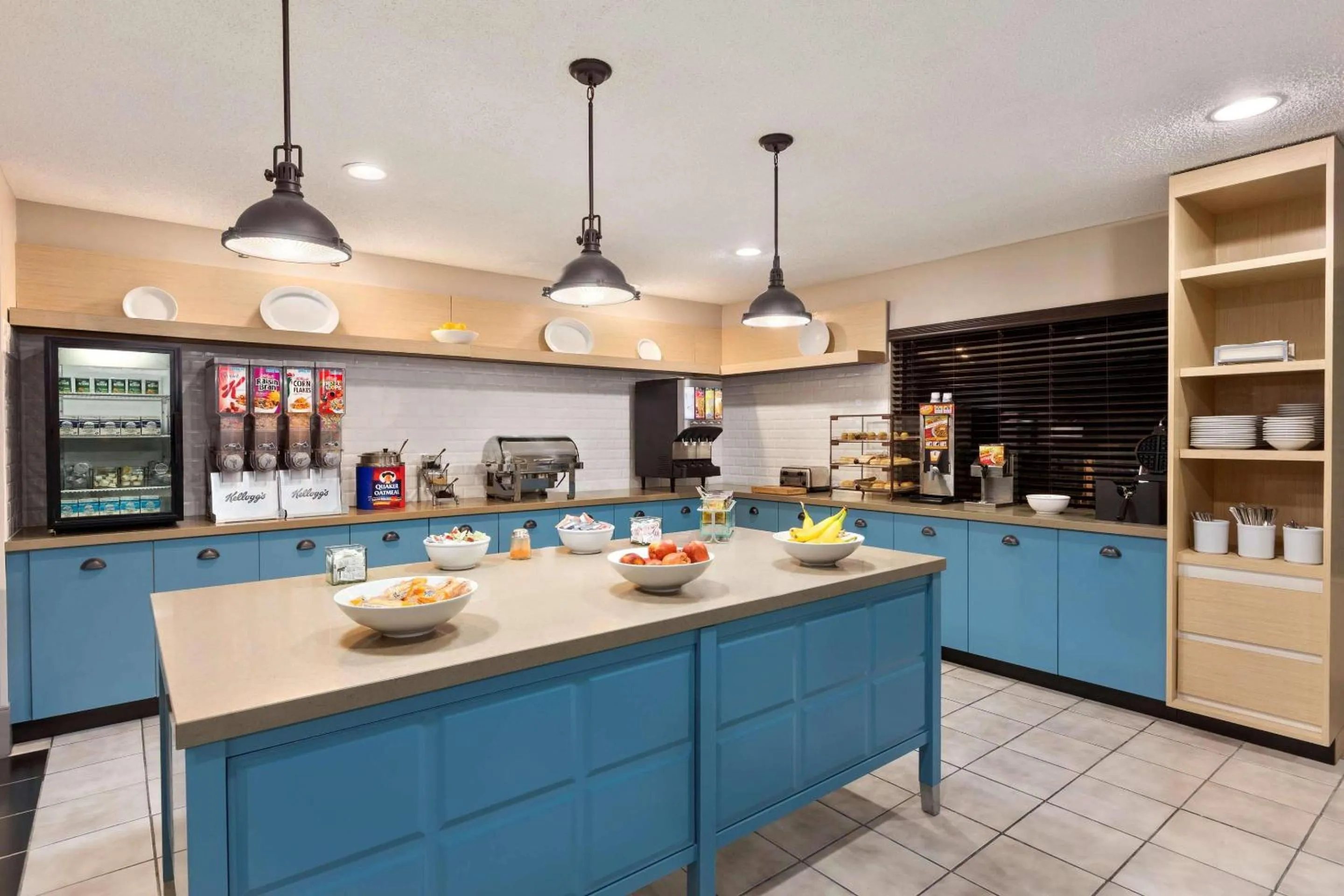 Breakfast in Country Inn & Suites by Radisson, Dahlgren-King George, VA