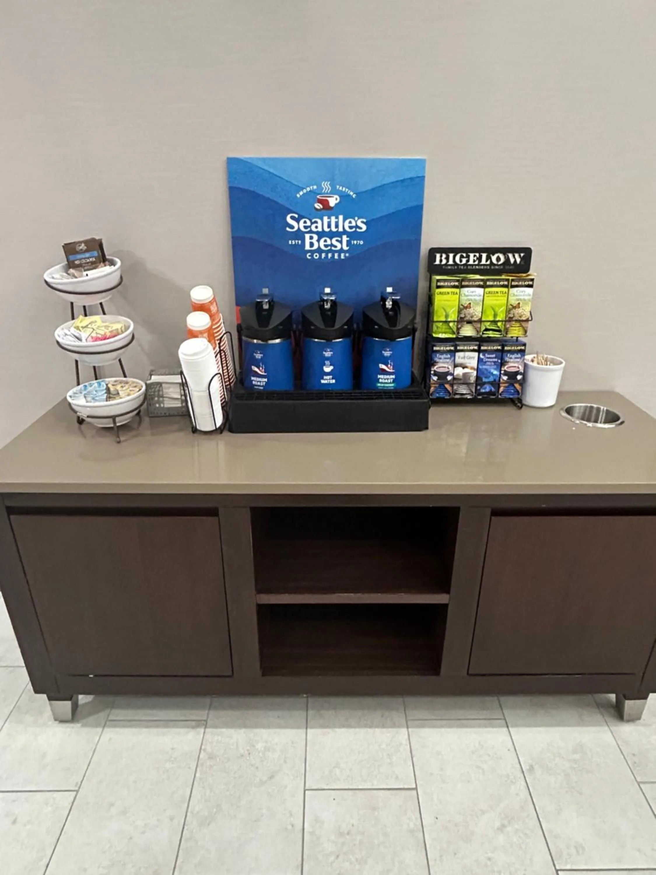 Coffee/tea facilities in Country Inn & Suites by Radisson, Dahlgren-King George, VA