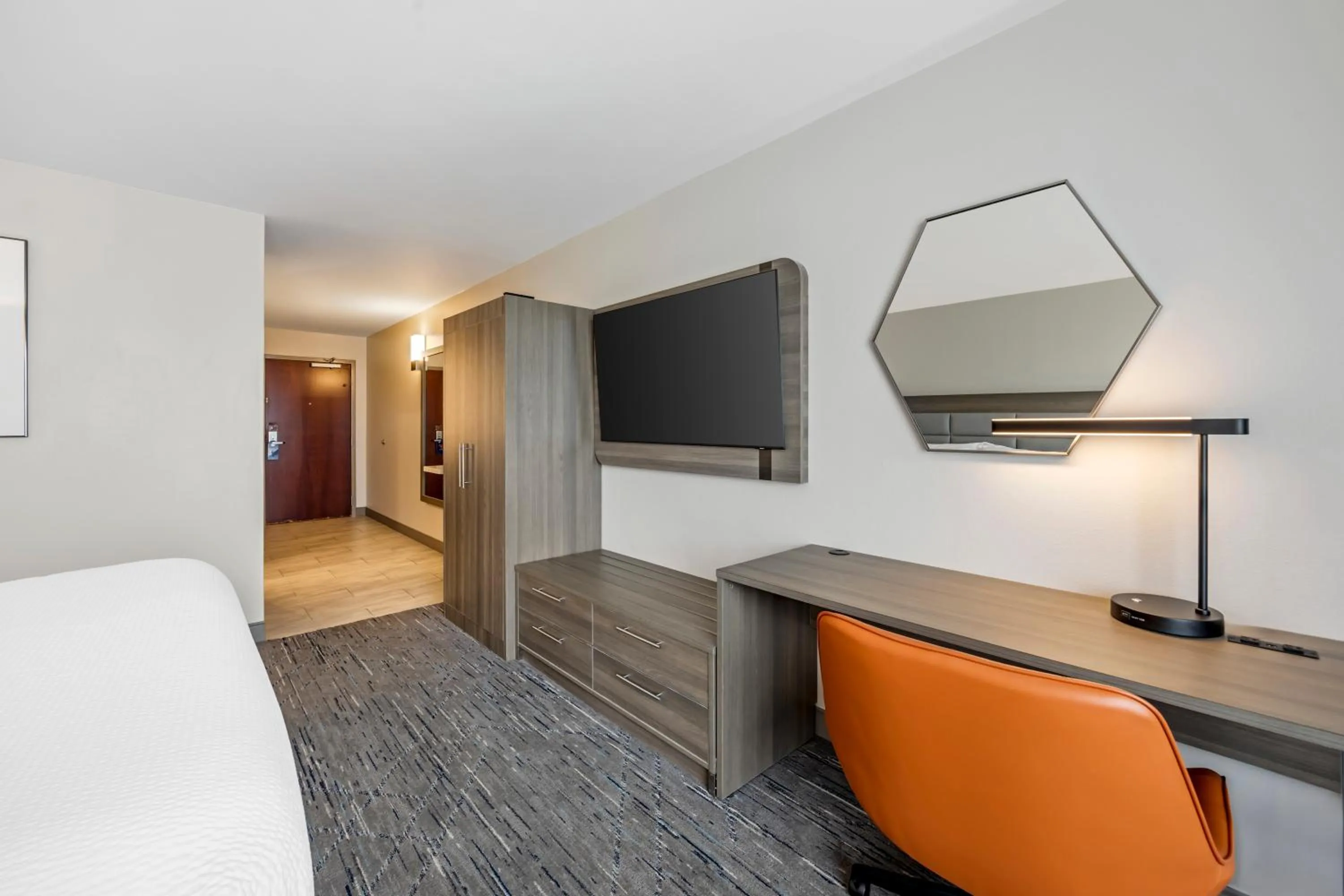 Bedroom, Bed in Holiday Inn Express White House by IHG