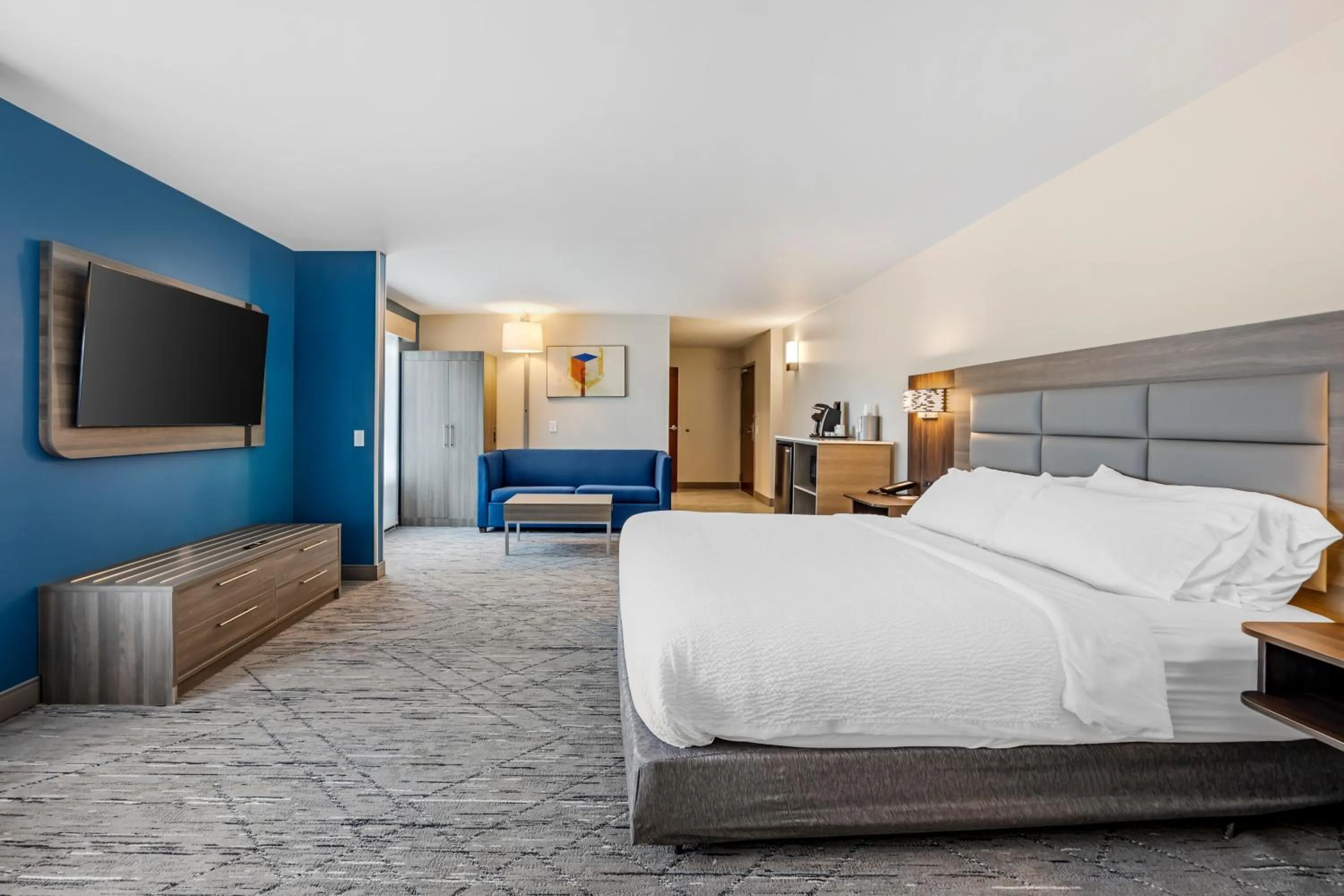 Photo of the whole room, Bed in Holiday Inn Express White House by IHG