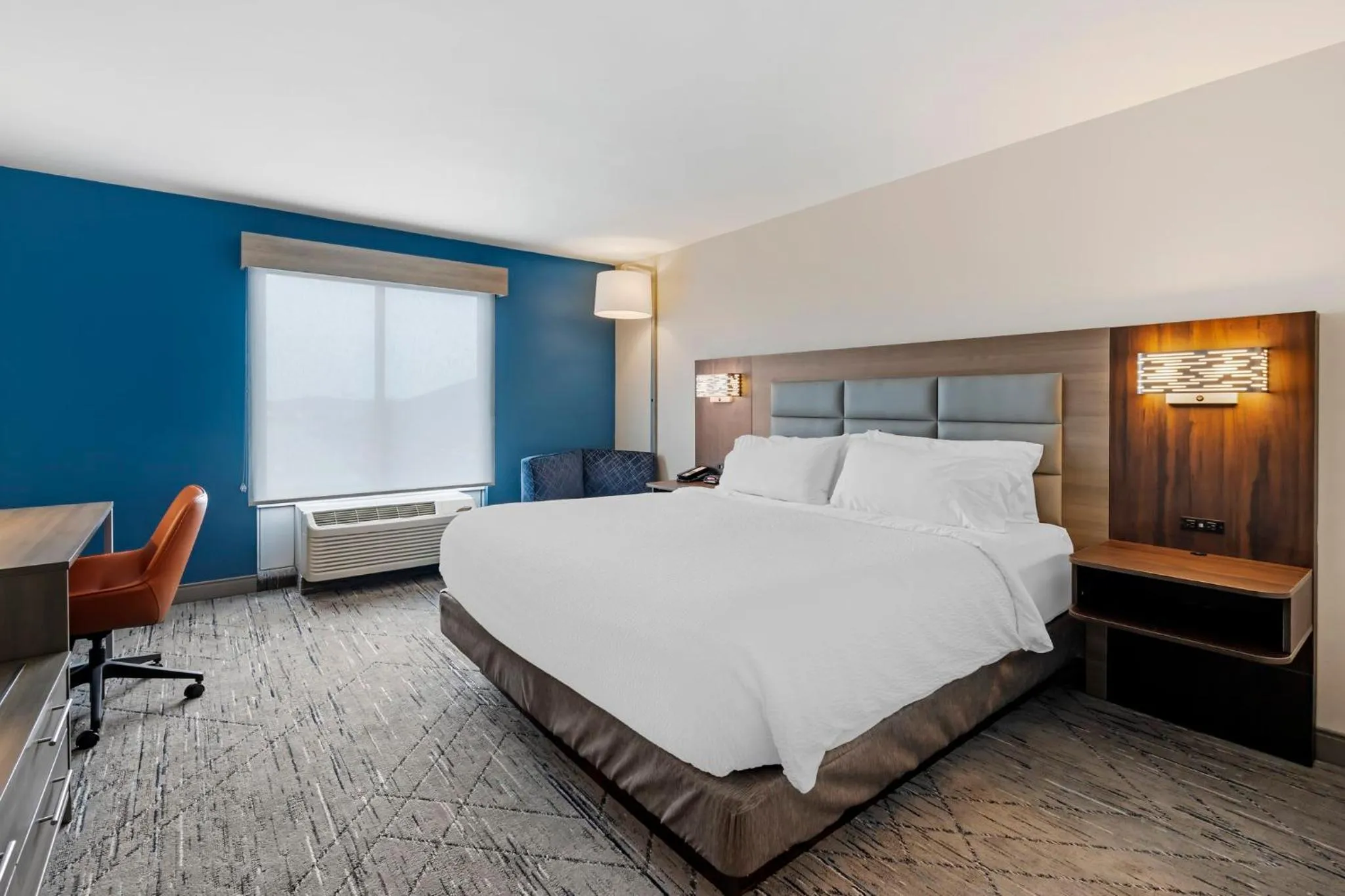 Photo of the whole room, Bed in Holiday Inn Express White House by IHG