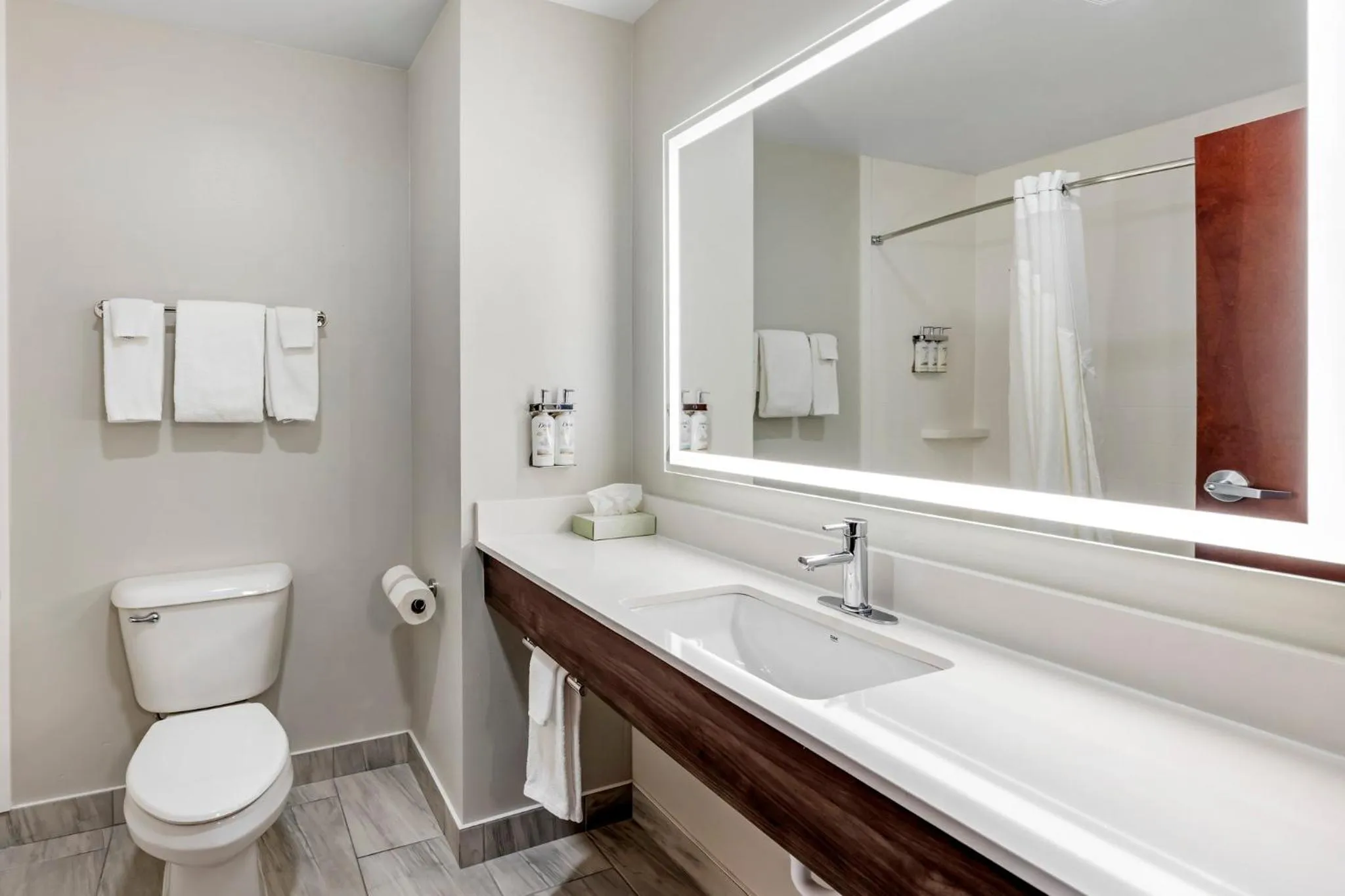 Photo of the whole room in Holiday Inn Express White House by IHG