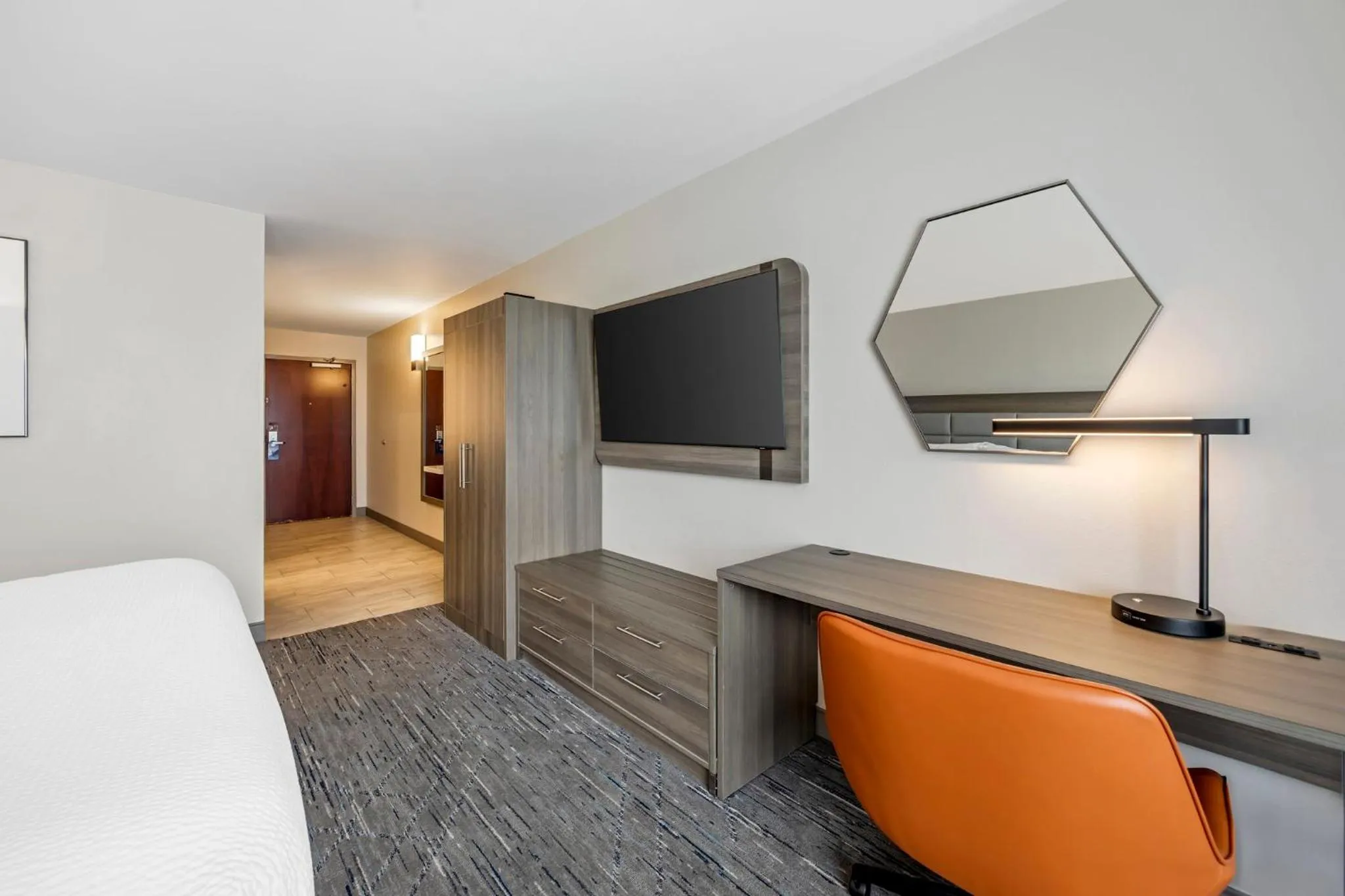 Photo of the whole room, Bed in Holiday Inn Express White House by IHG