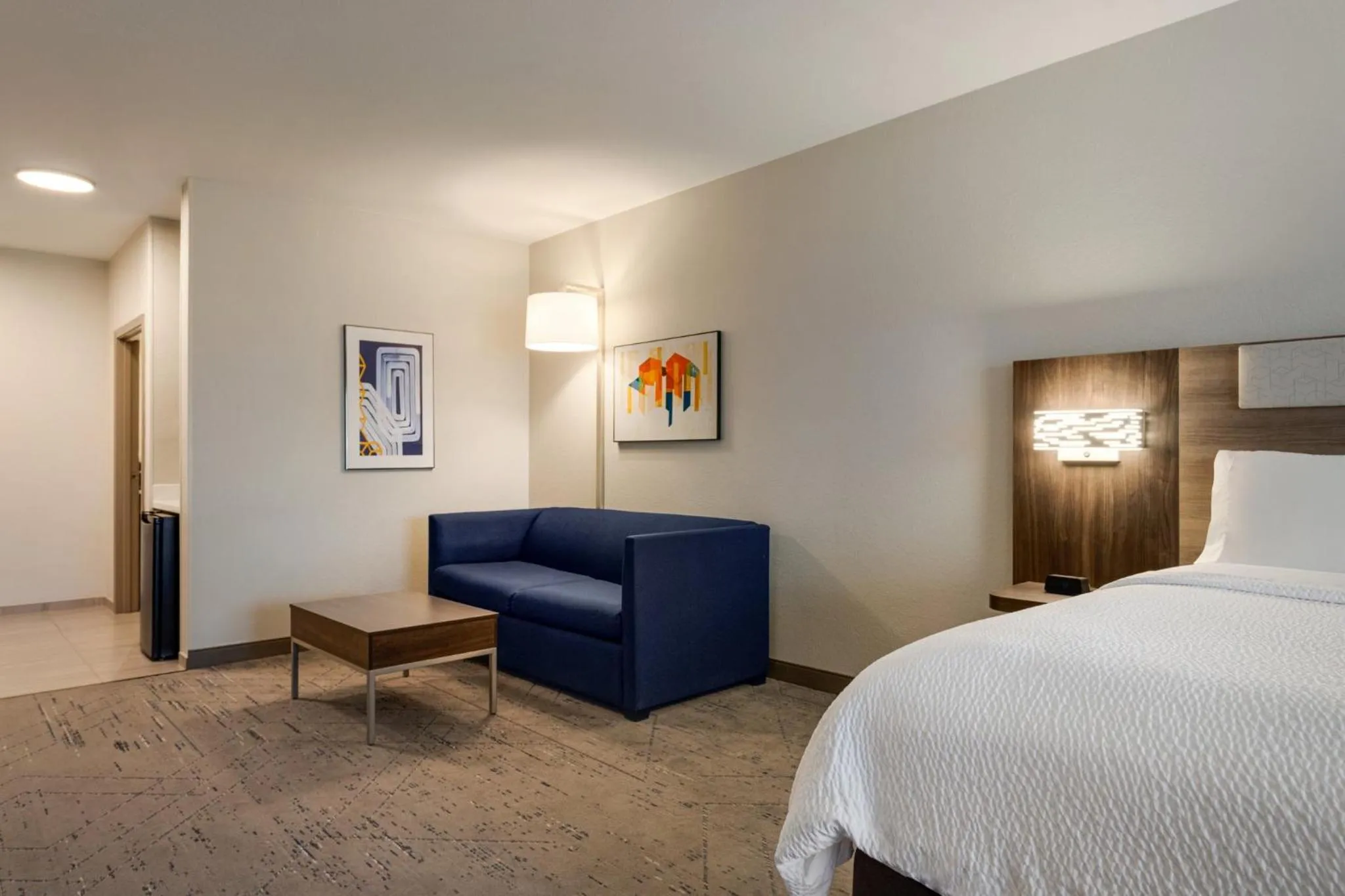 Photo of the whole room, Bed in Holiday Inn Express & Suites Forrest City by IHG