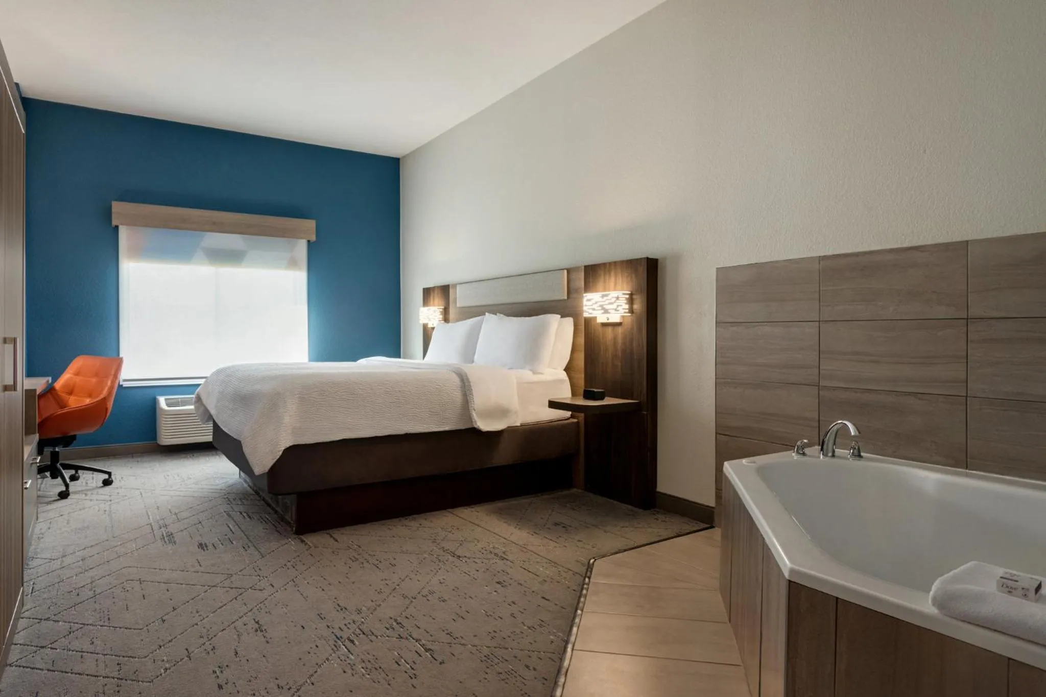 Bedroom, Bed in Holiday Inn Express & Suites Forrest City by IHG