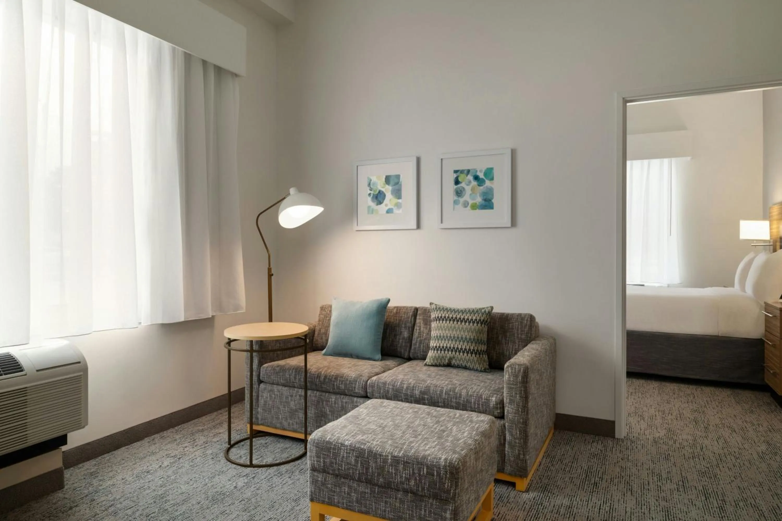 Living room, Bed in TownePlace Suites by Marriott Pittsburgh Harmarville