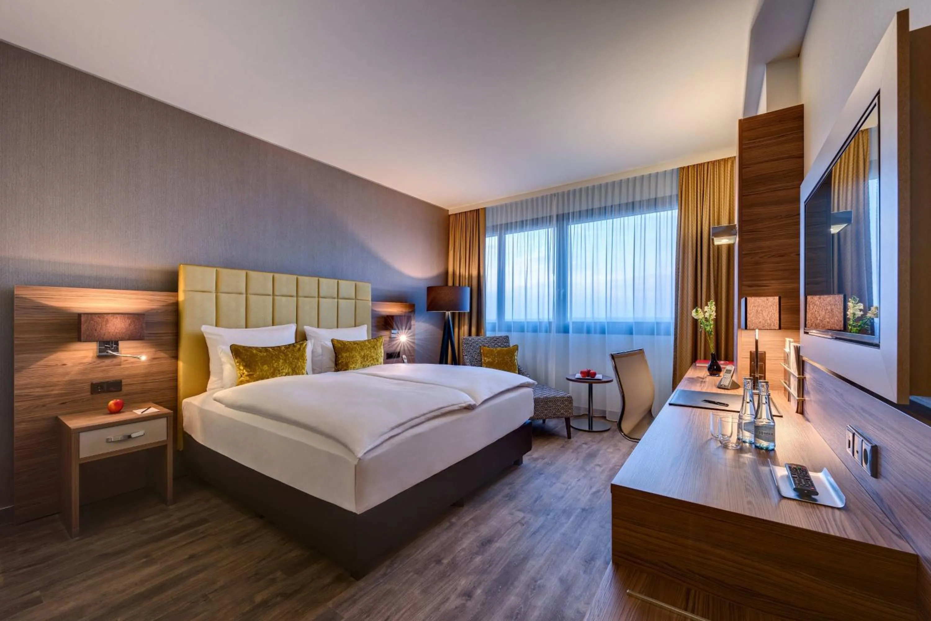 Photo of the whole room, Bed in Bonn Marriott Hotel