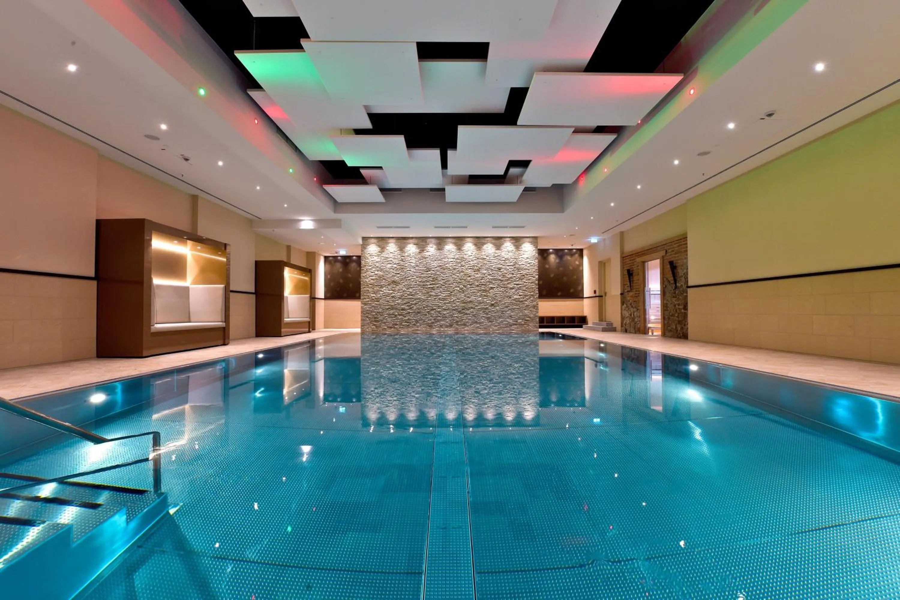 Swimming pool in Bonn Marriott Hotel