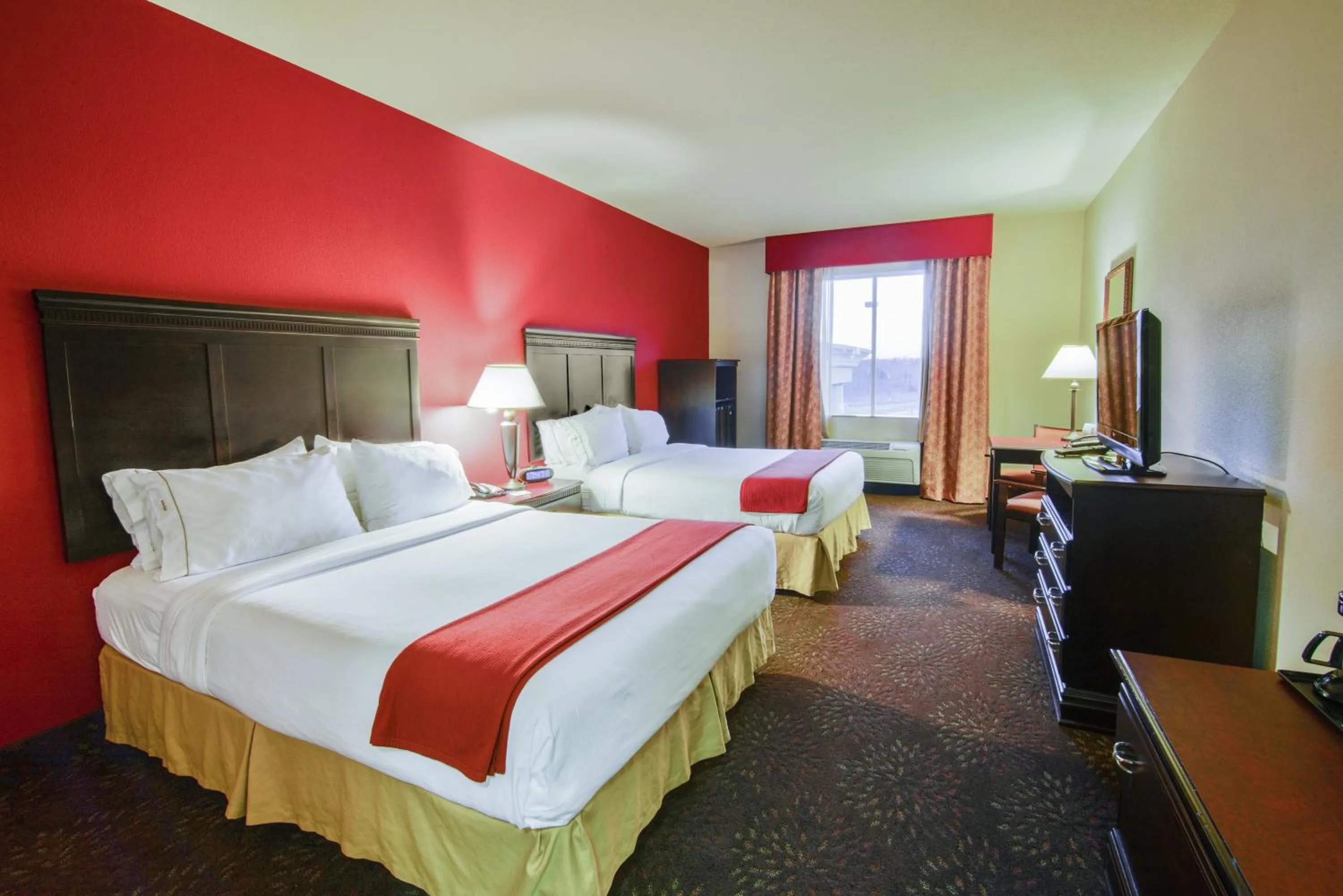 Photo of the whole room, Bed in Holiday Inn Express Hotel & Suites Terrell by IHG