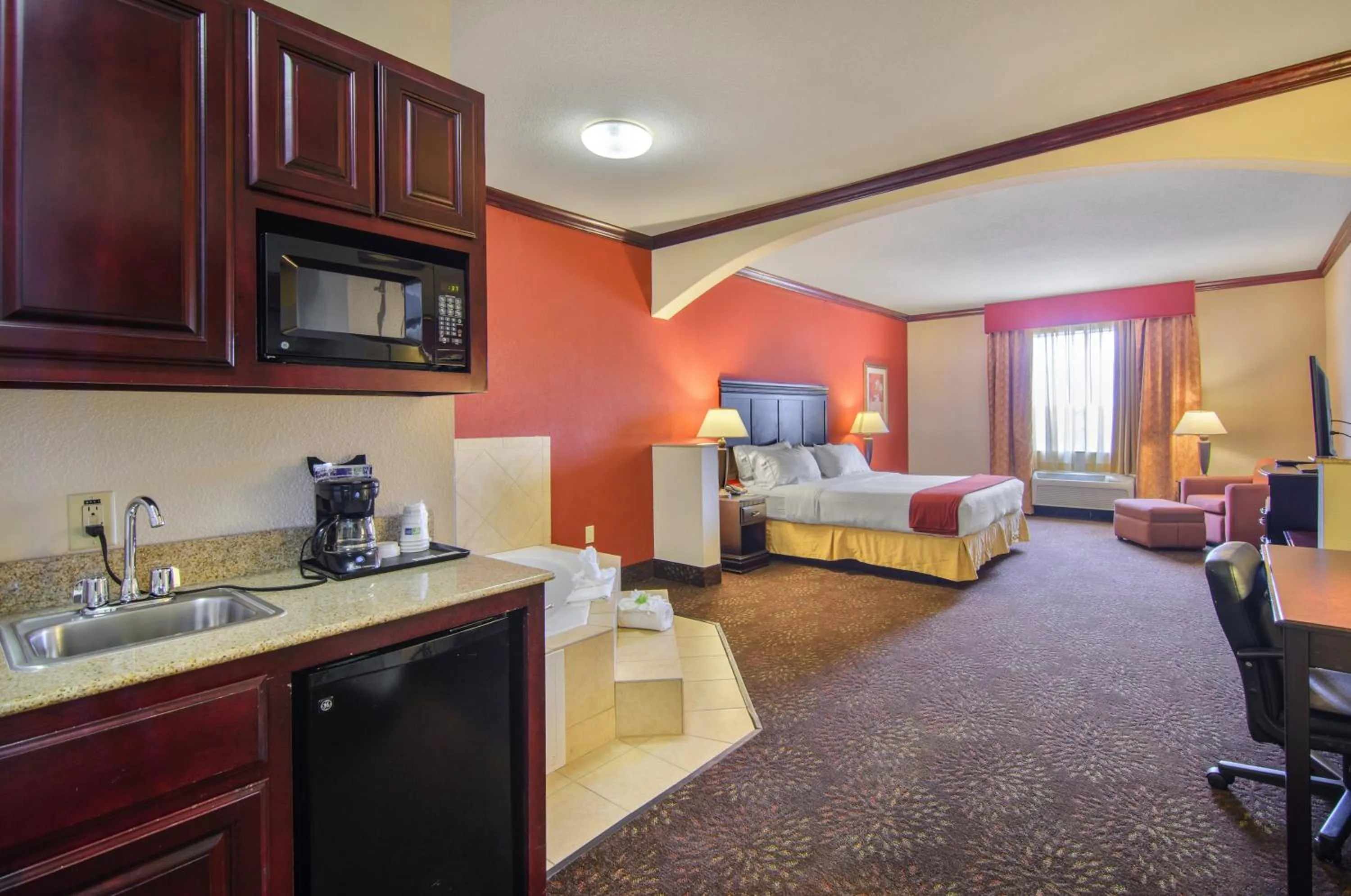 Photo of the whole room, Bed in Holiday Inn Express Hotel & Suites Terrell by IHG