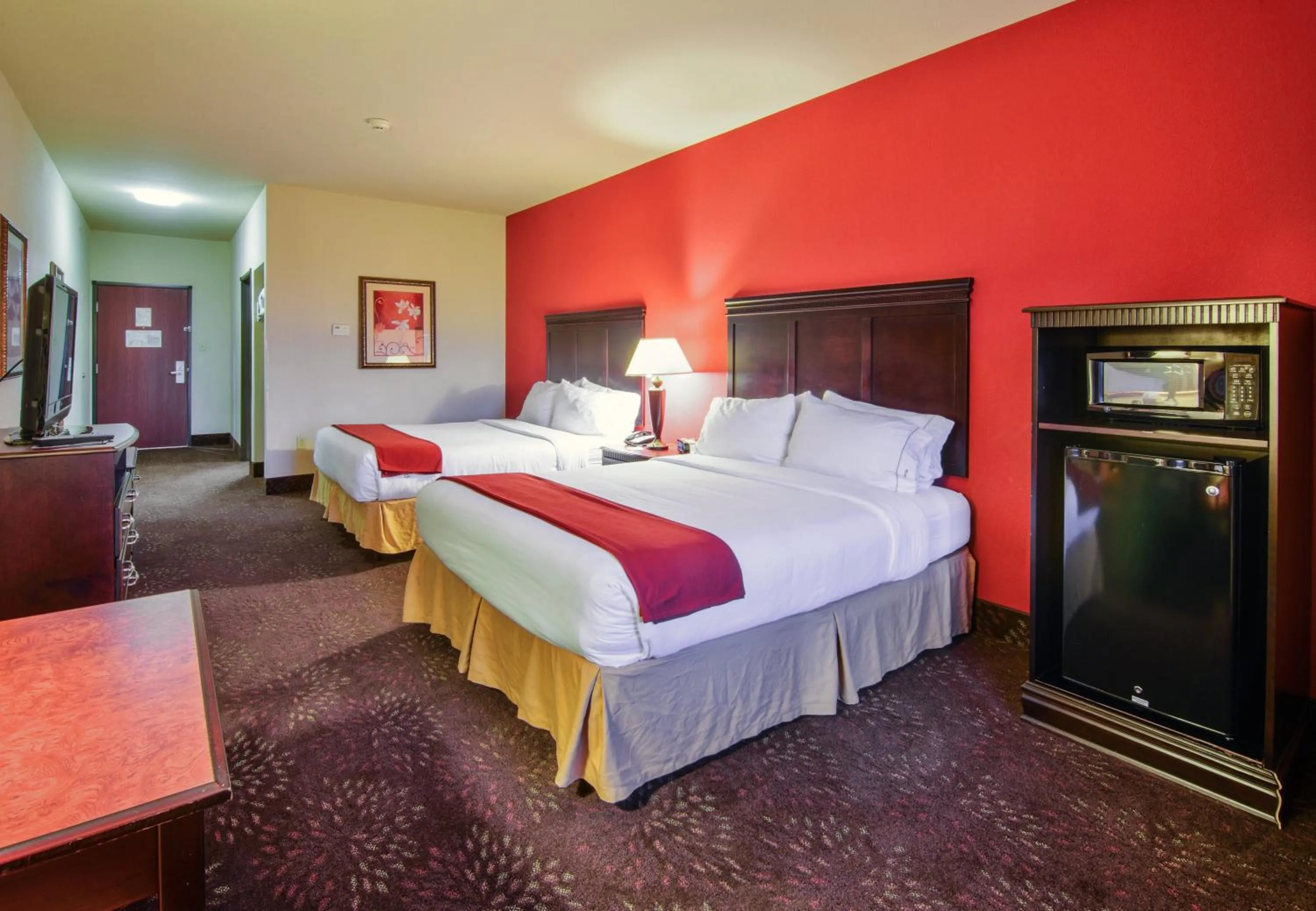 Photo of the whole room, Bed in Holiday Inn Express Hotel & Suites Terrell by IHG