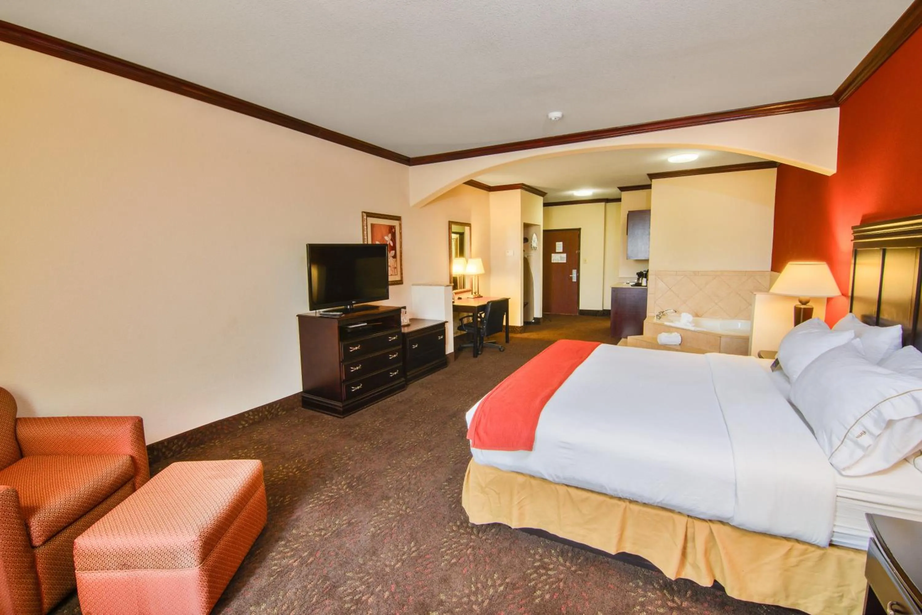 Photo of the whole room, Bed in Holiday Inn Express Hotel & Suites Terrell by IHG