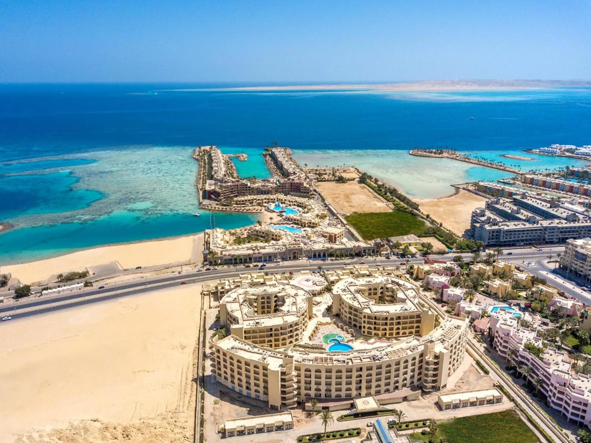 Property building in Sunny Days Mirette Family Resort