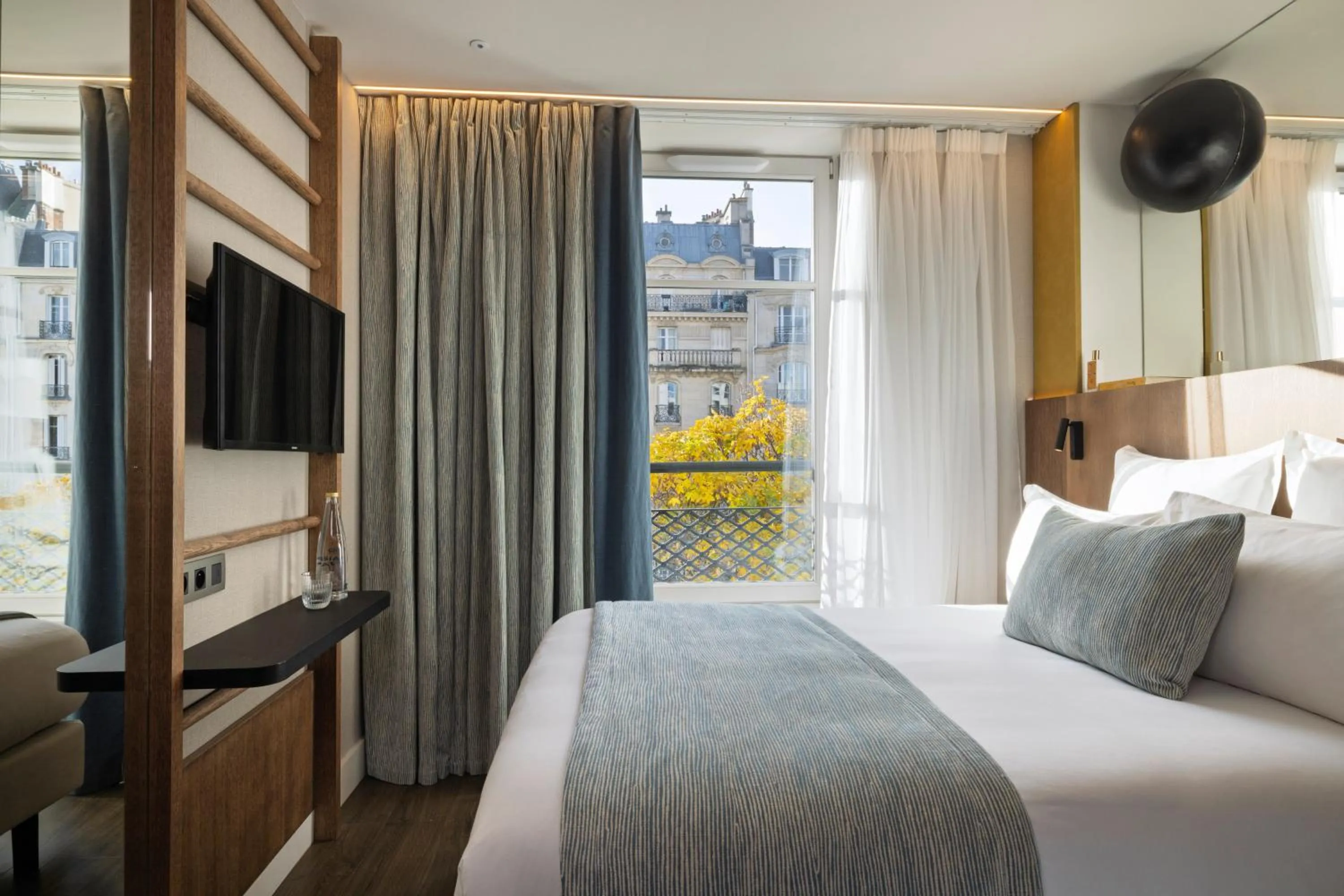 Bed in Hôtel Raspail Montparnasse