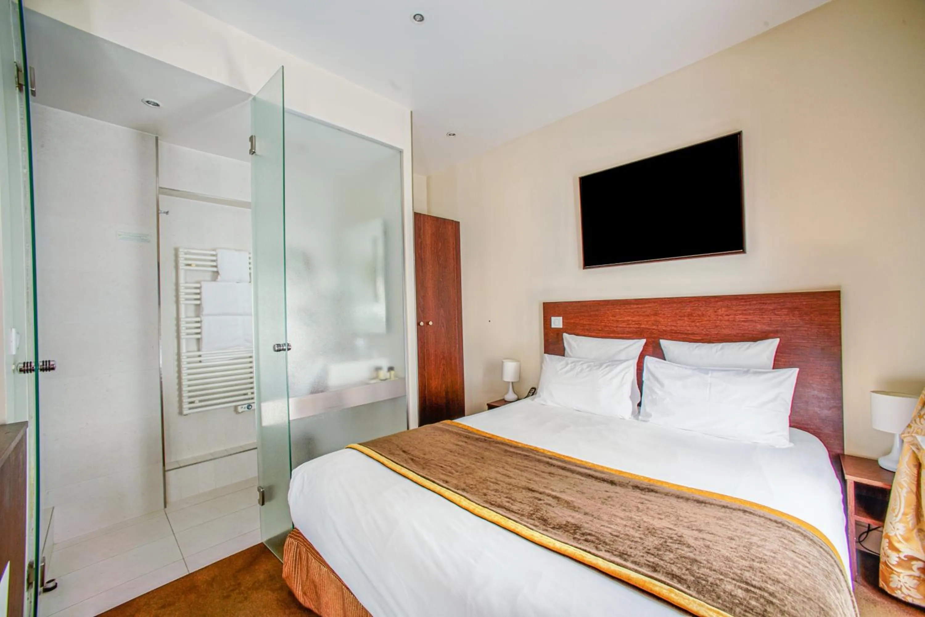 Bed in Queens Boutique Hotel