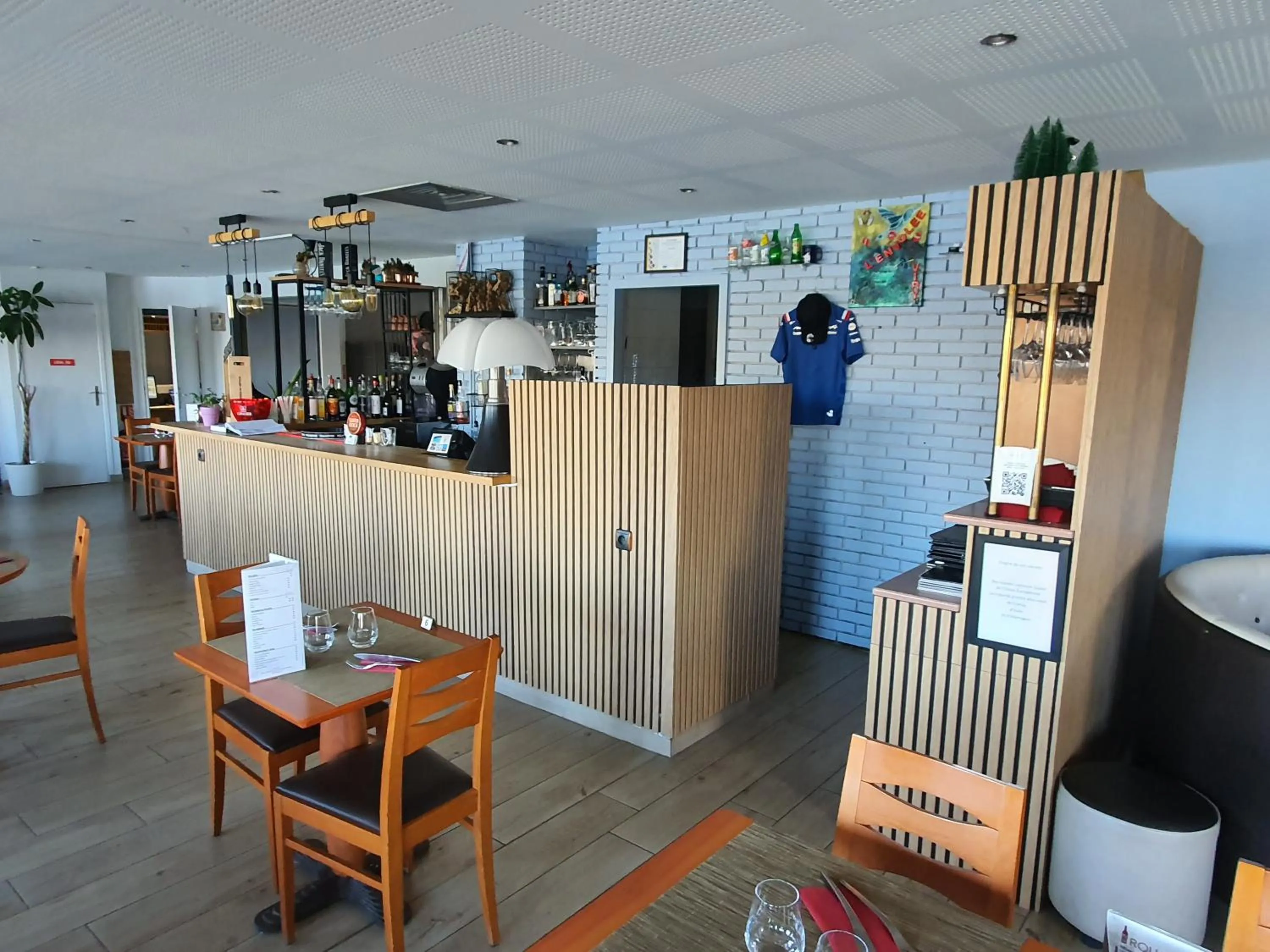 Restaurant/places to eat in Logis - Hôtel & Restaurant des Lacs Paris Sud