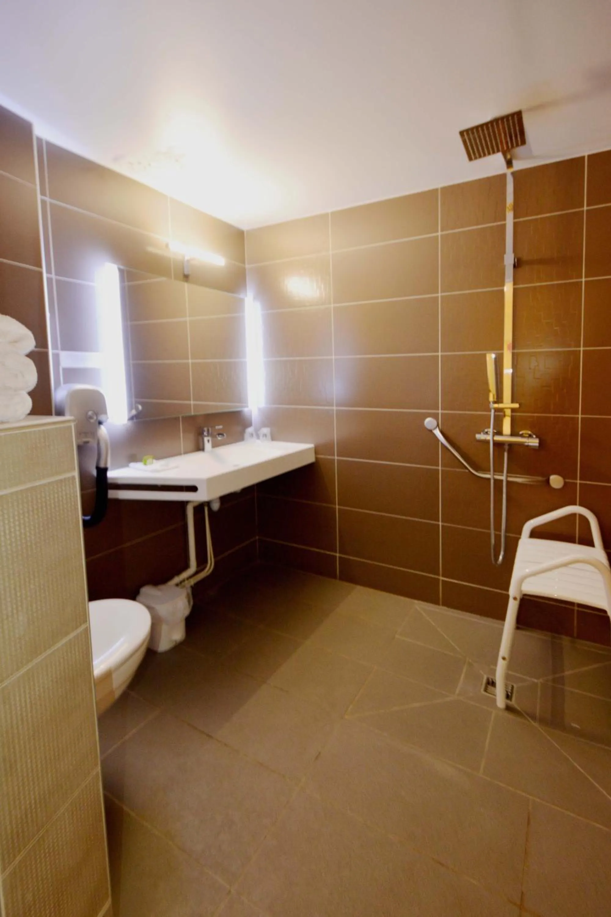 Bathroom in Logis - Hôtel & Restaurant des Lacs Paris Sud