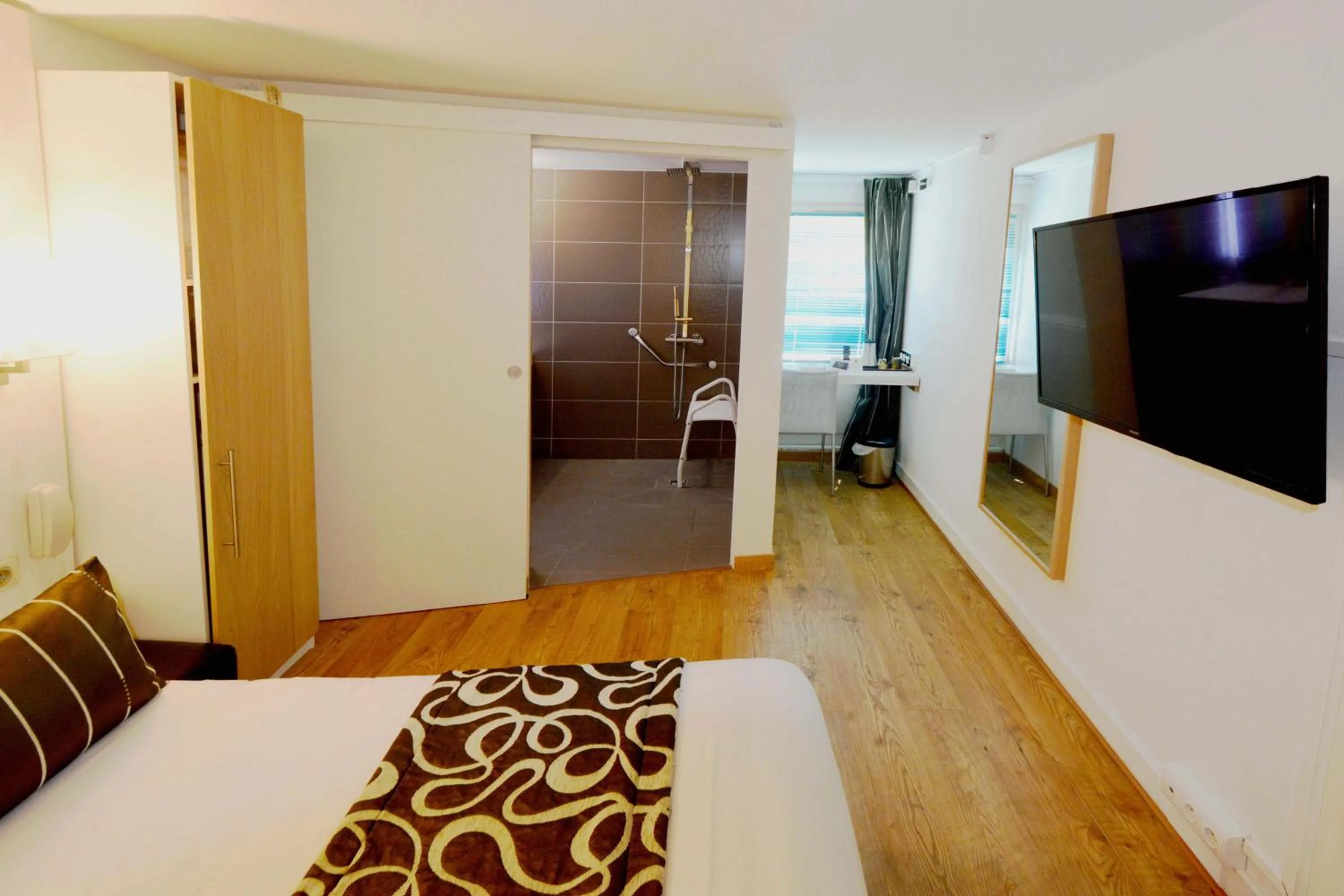 Bedroom, Bed in Logis - Hôtel & Restaurant des Lacs Paris Sud