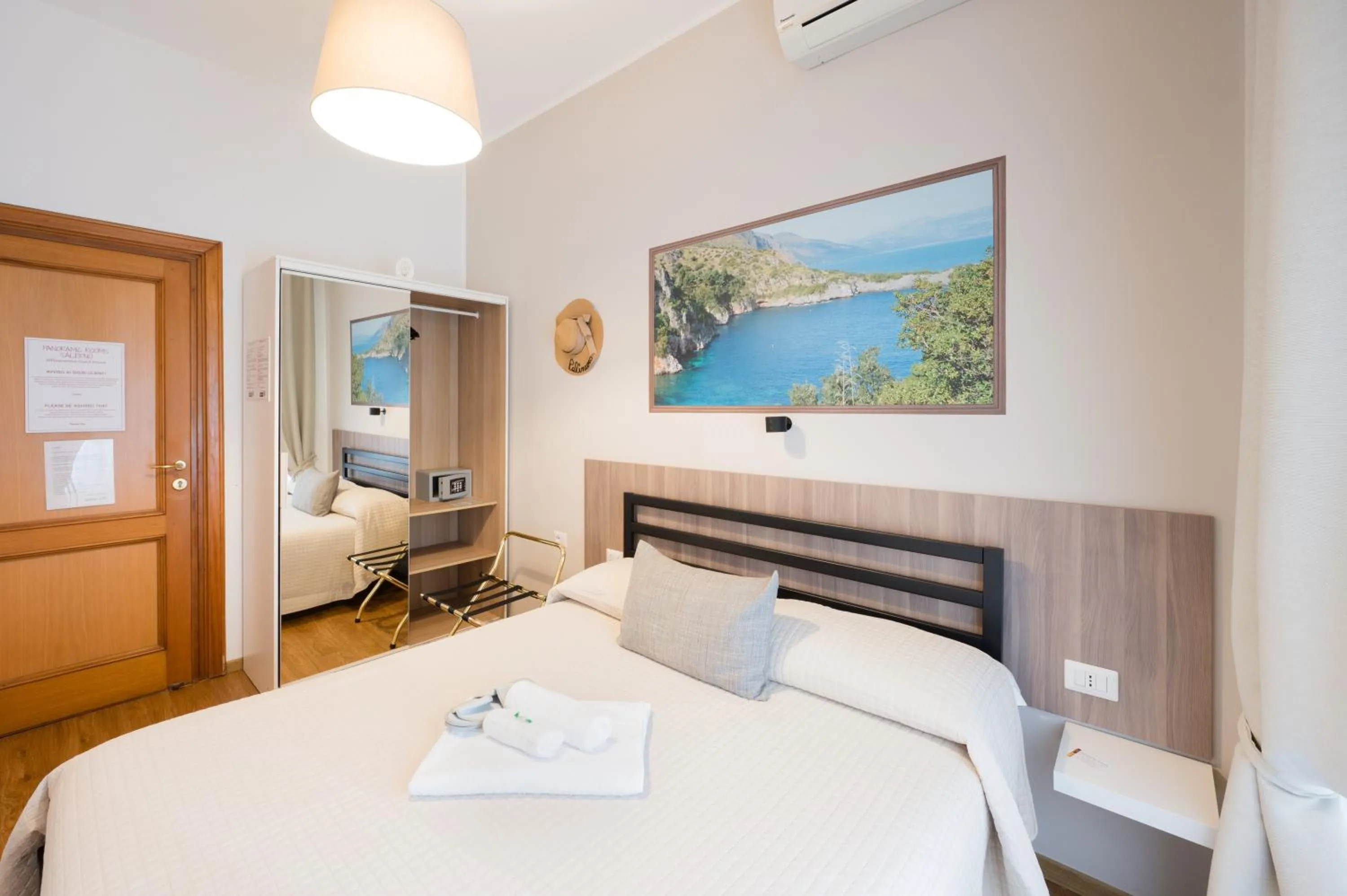 Photo of the whole room, Bed in Panoramic Rooms Salerno