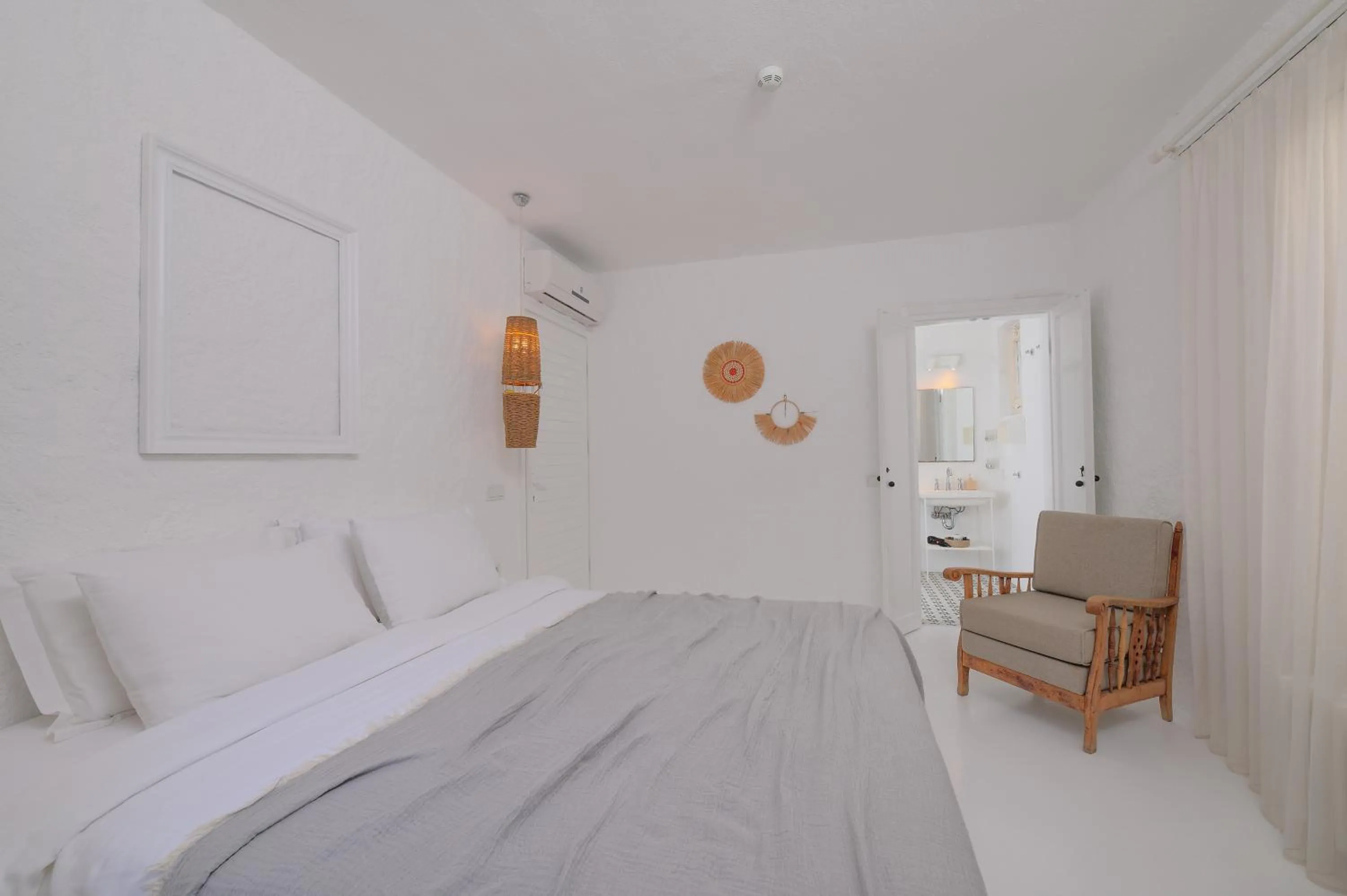 Photo of the whole room, Bed in Peremere Alacati Otel