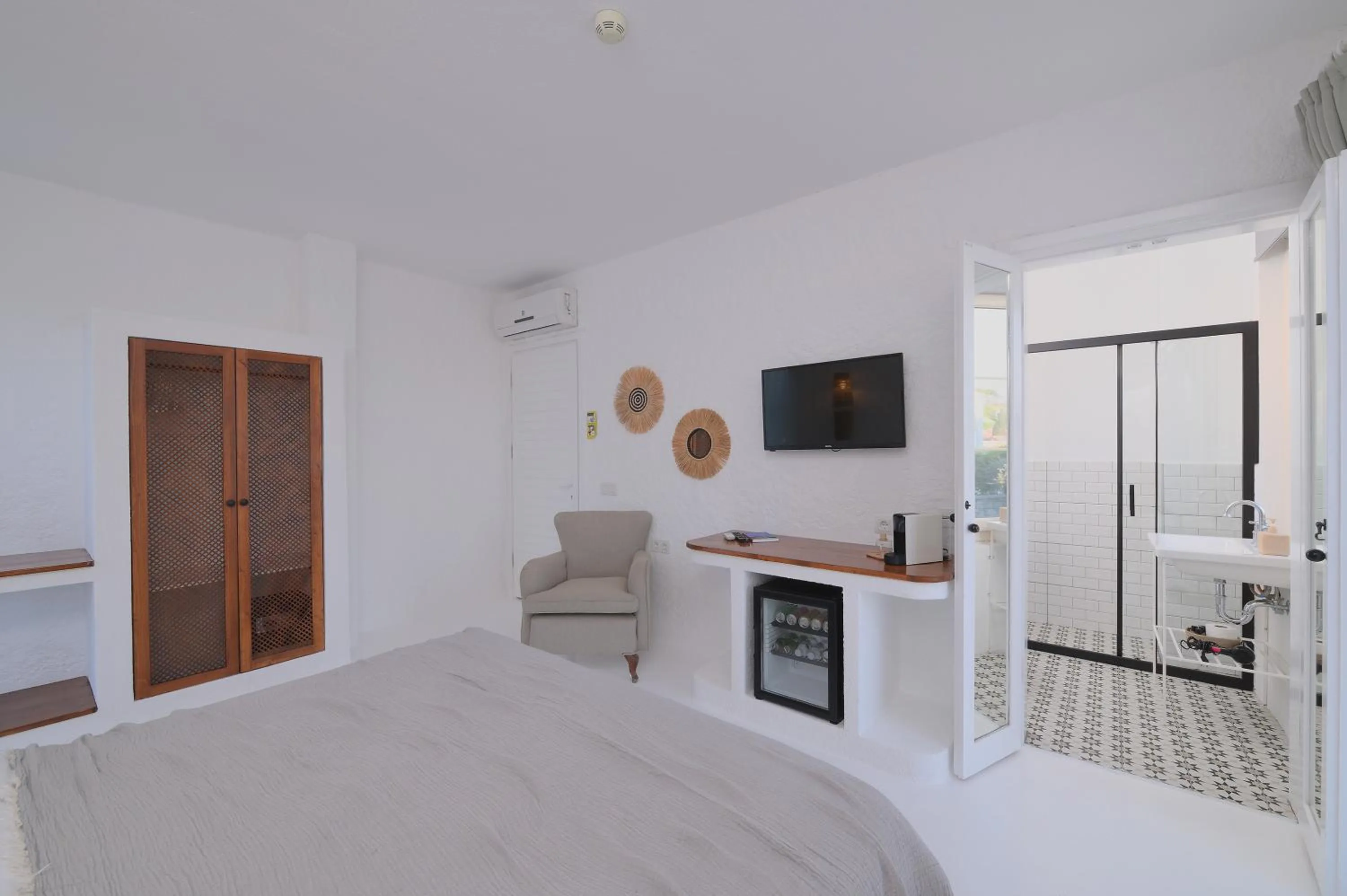 Photo of the whole room, Bed in Peremere Alacati Otel