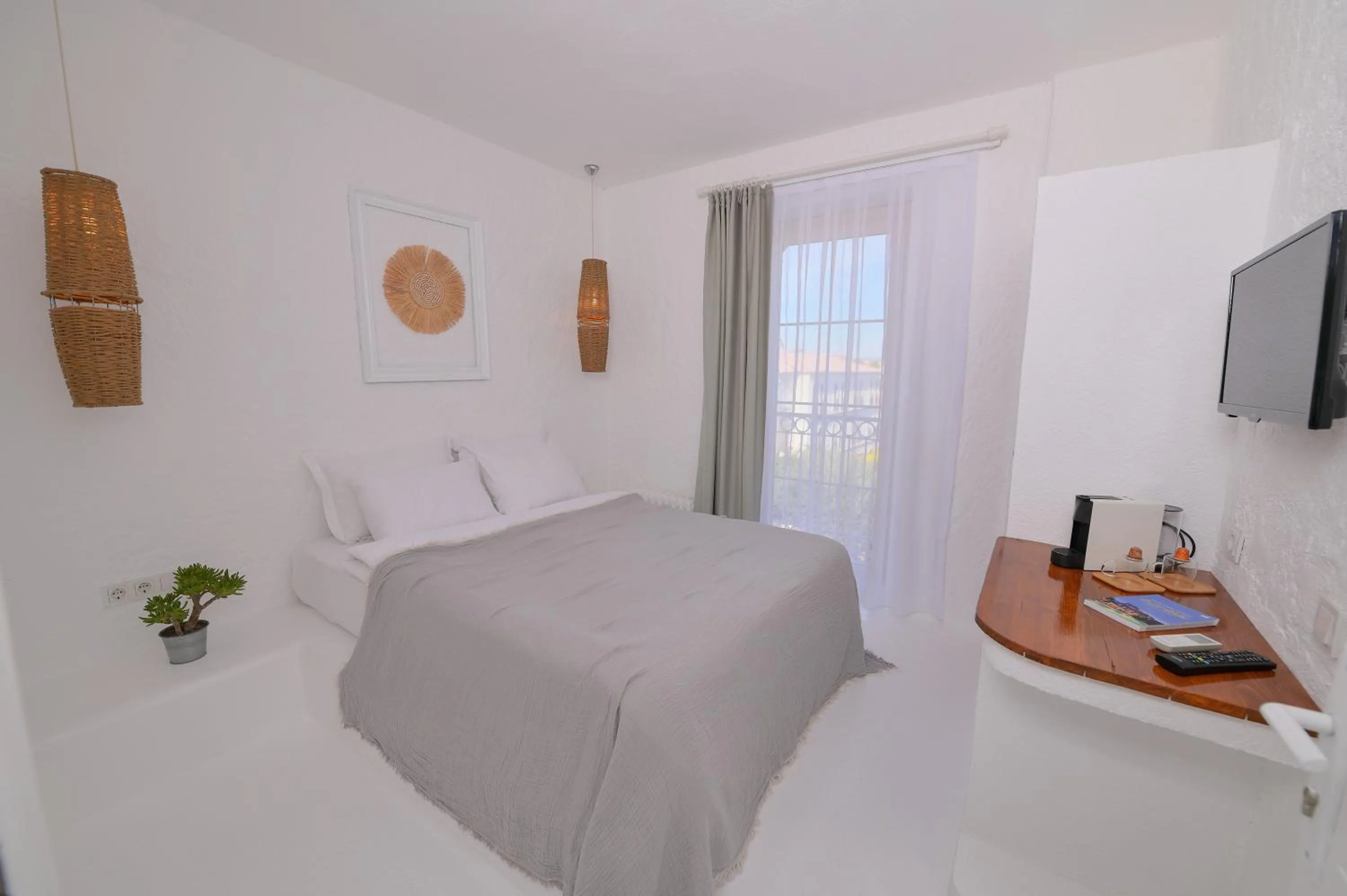 Photo of the whole room, Bed in Peremere Alacati Otel