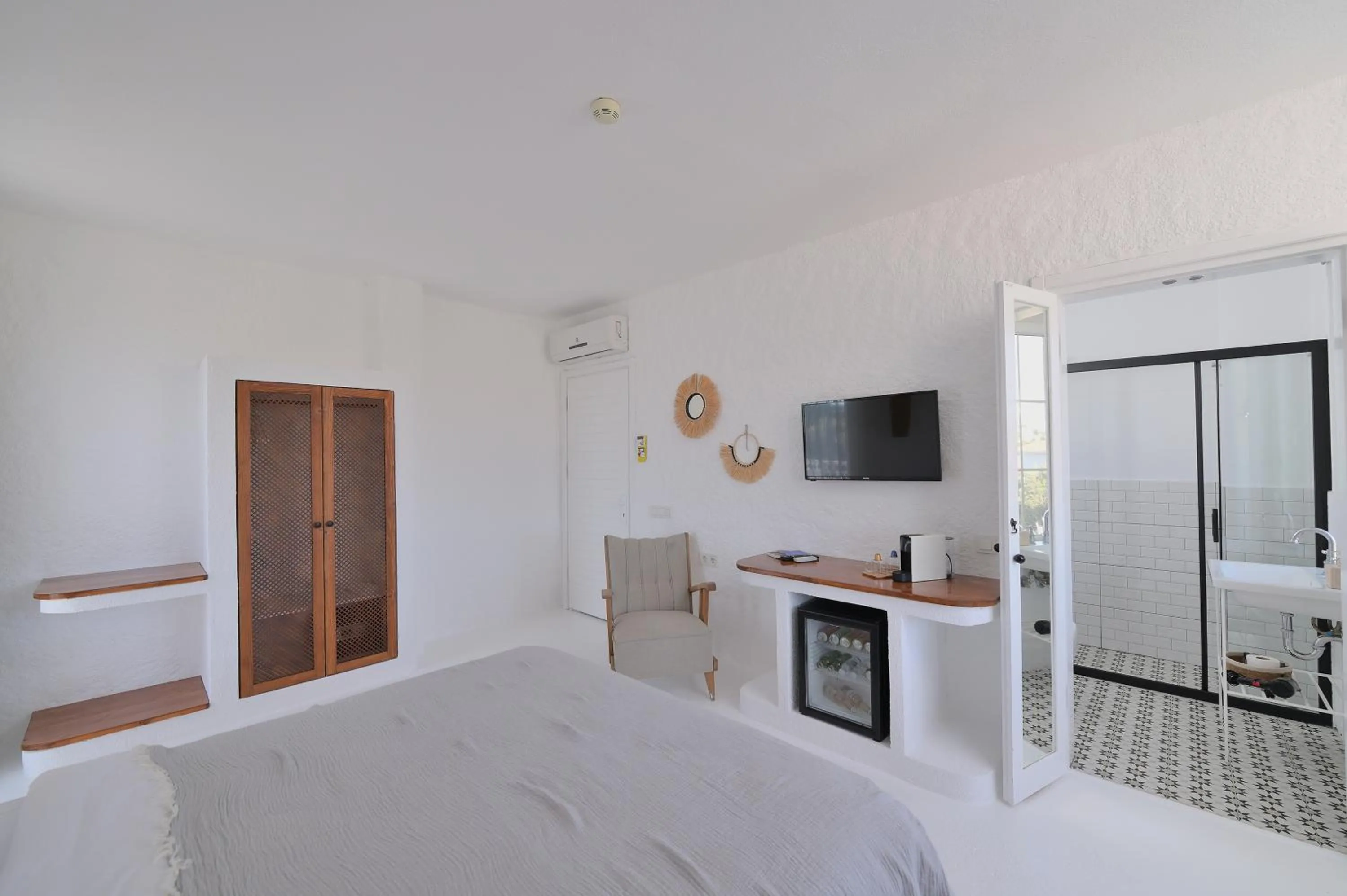 Photo of the whole room, Bed in Peremere Alacati Otel