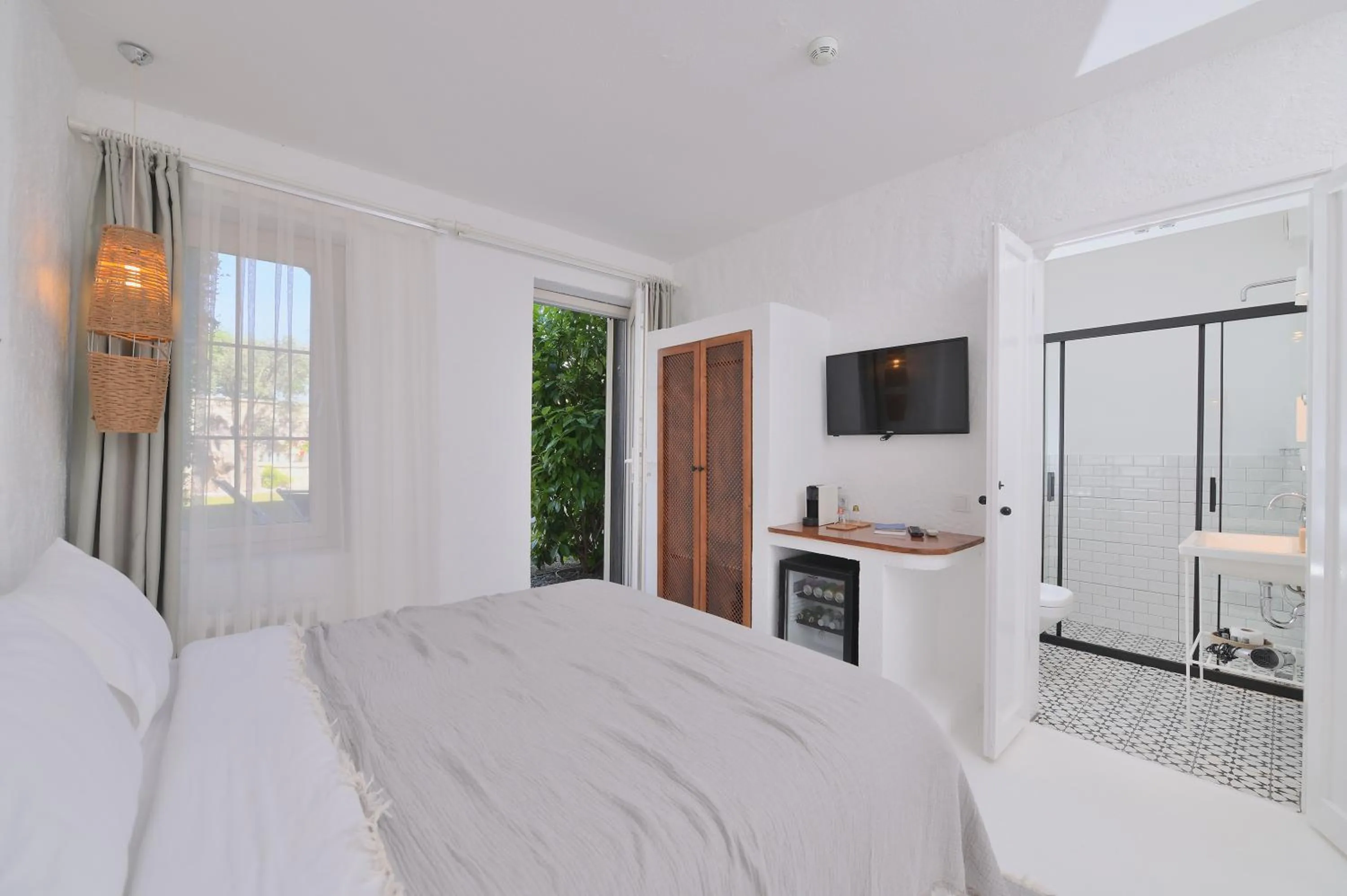 Photo of the whole room, Bed in Peremere Alacati Otel