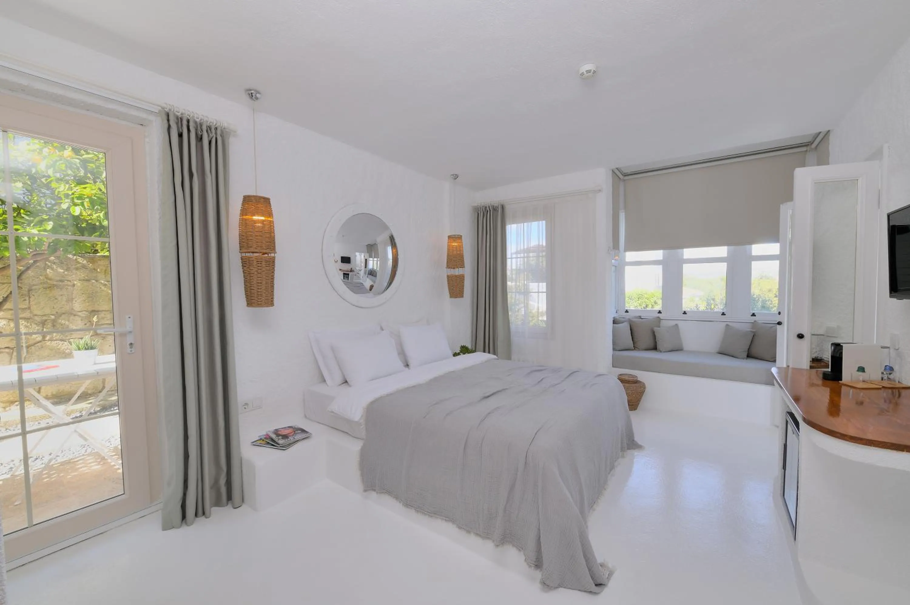 Photo of the whole room, Bed in Peremere Alacati Otel