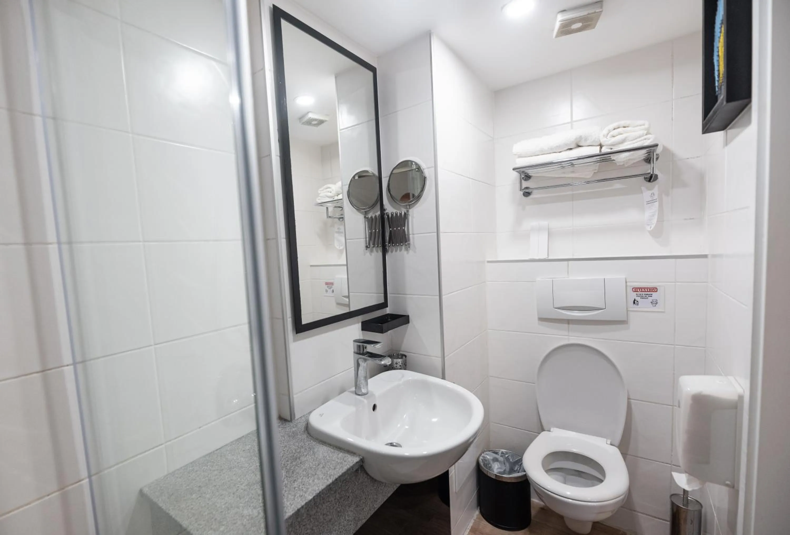 Toilet in Rise Urban Art Hotel