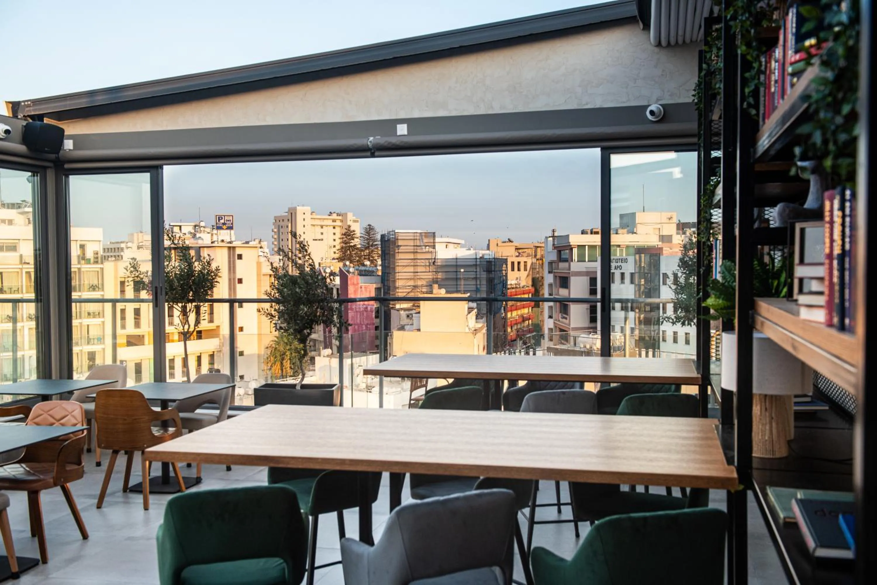 Restaurant/places to eat in Rise Urban Art Hotel