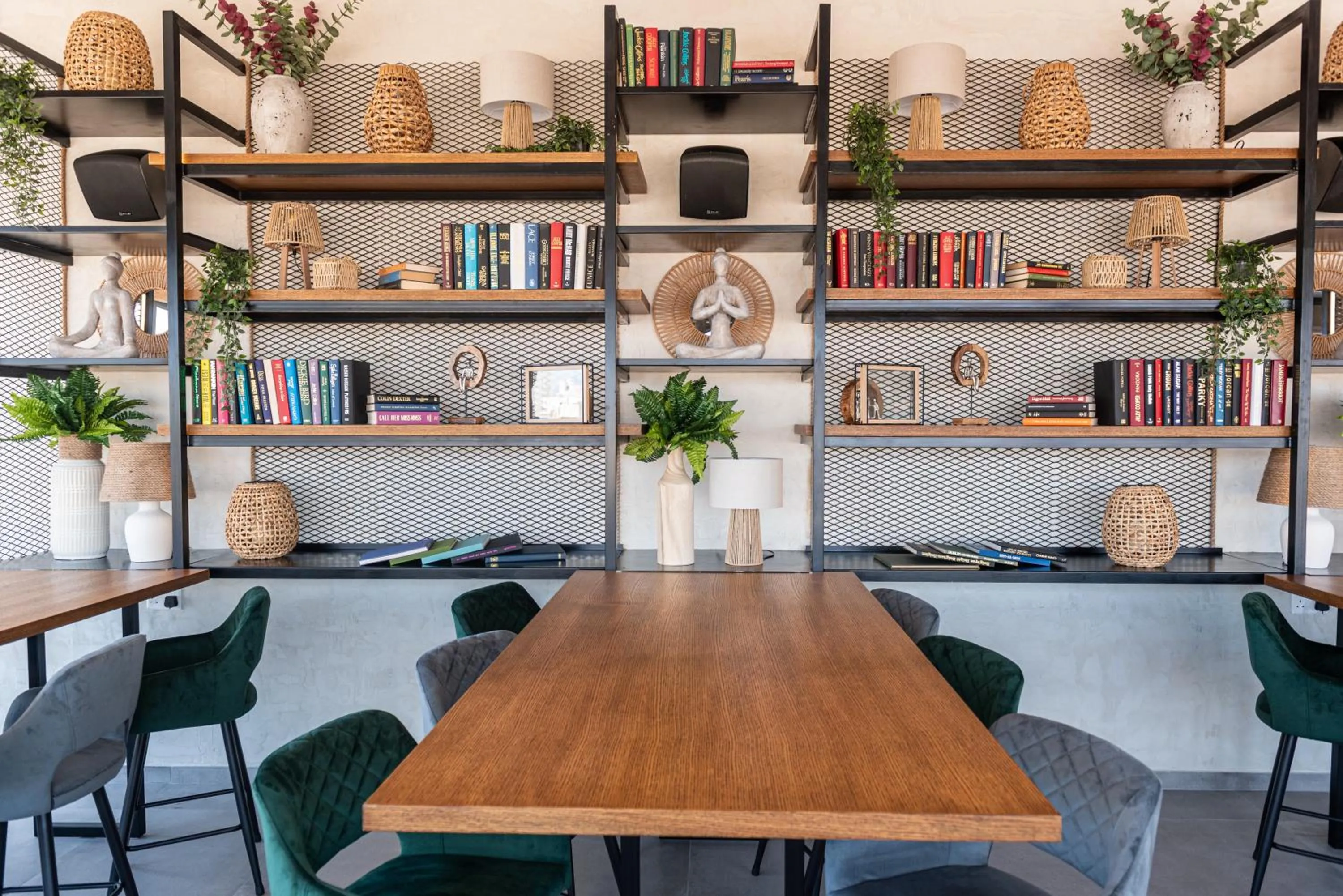 Restaurant/places to eat in Rise Urban Art Hotel