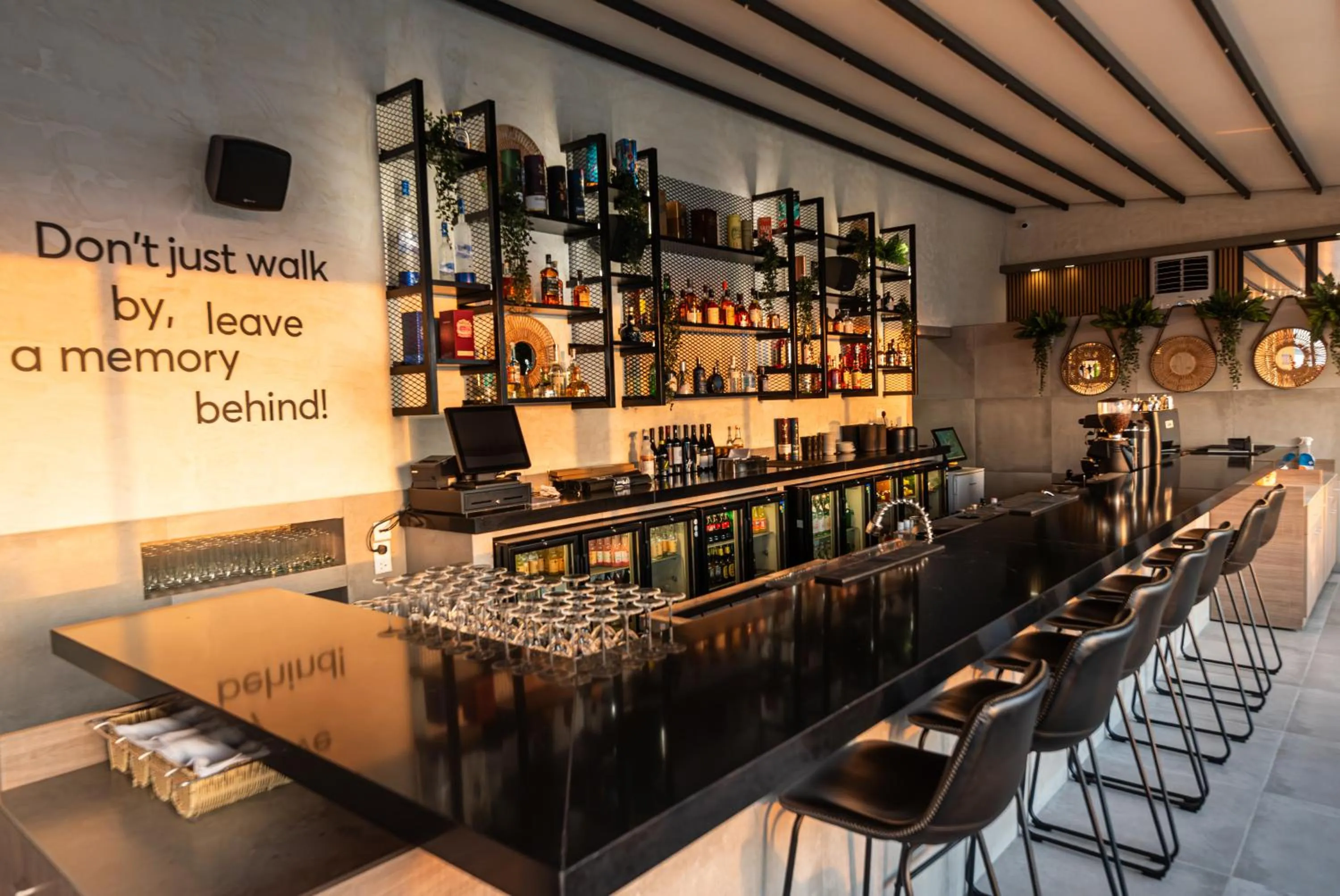 Restaurant/places to eat in Rise Urban Art Hotel