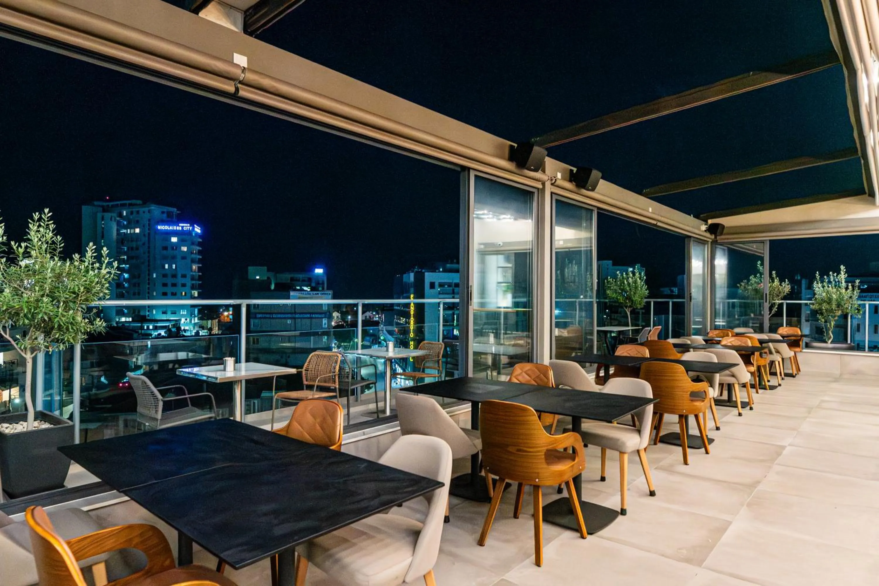 Restaurant/places to eat in Rise Urban Art Hotel