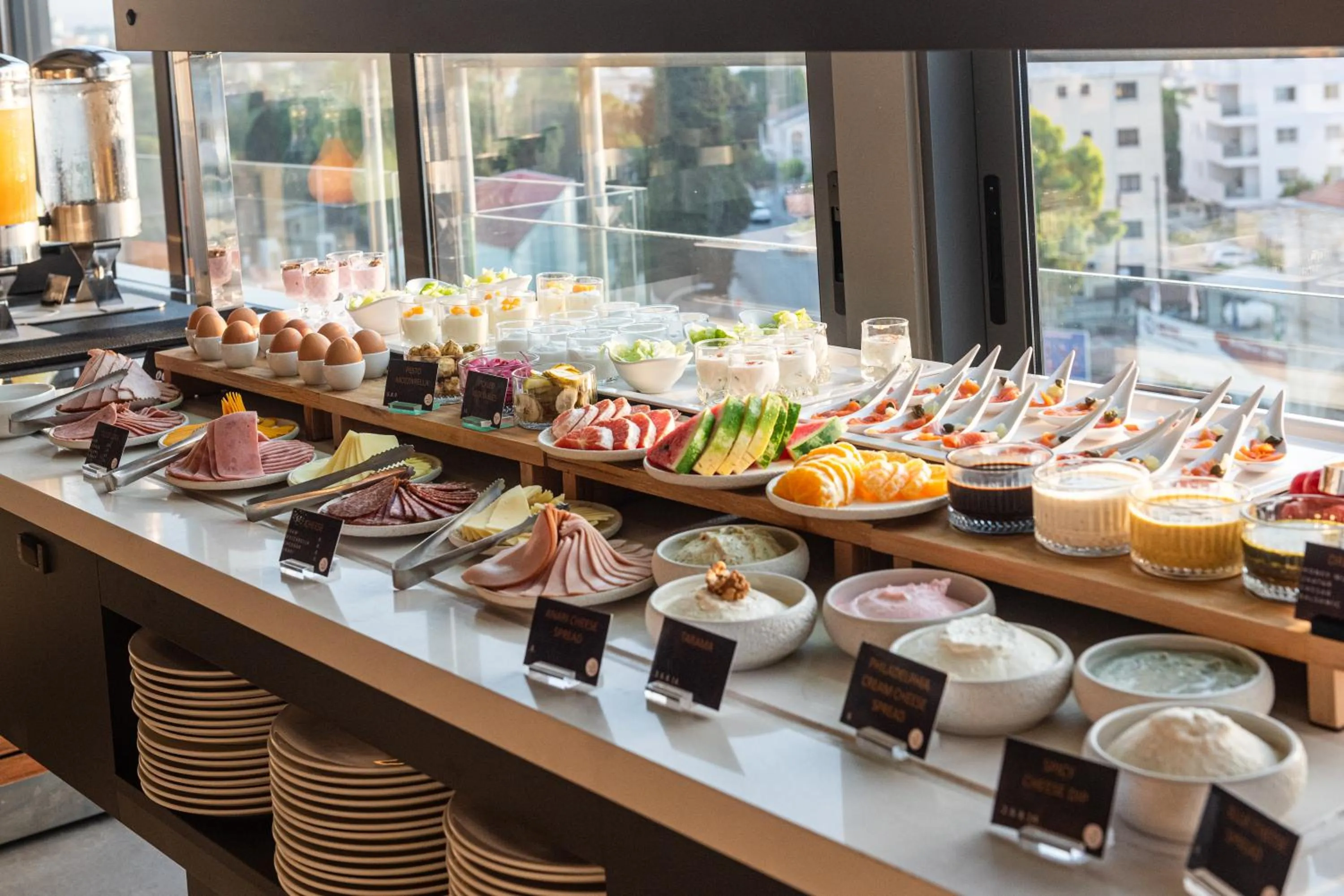 Restaurant/places to eat in Rise Urban Art Hotel