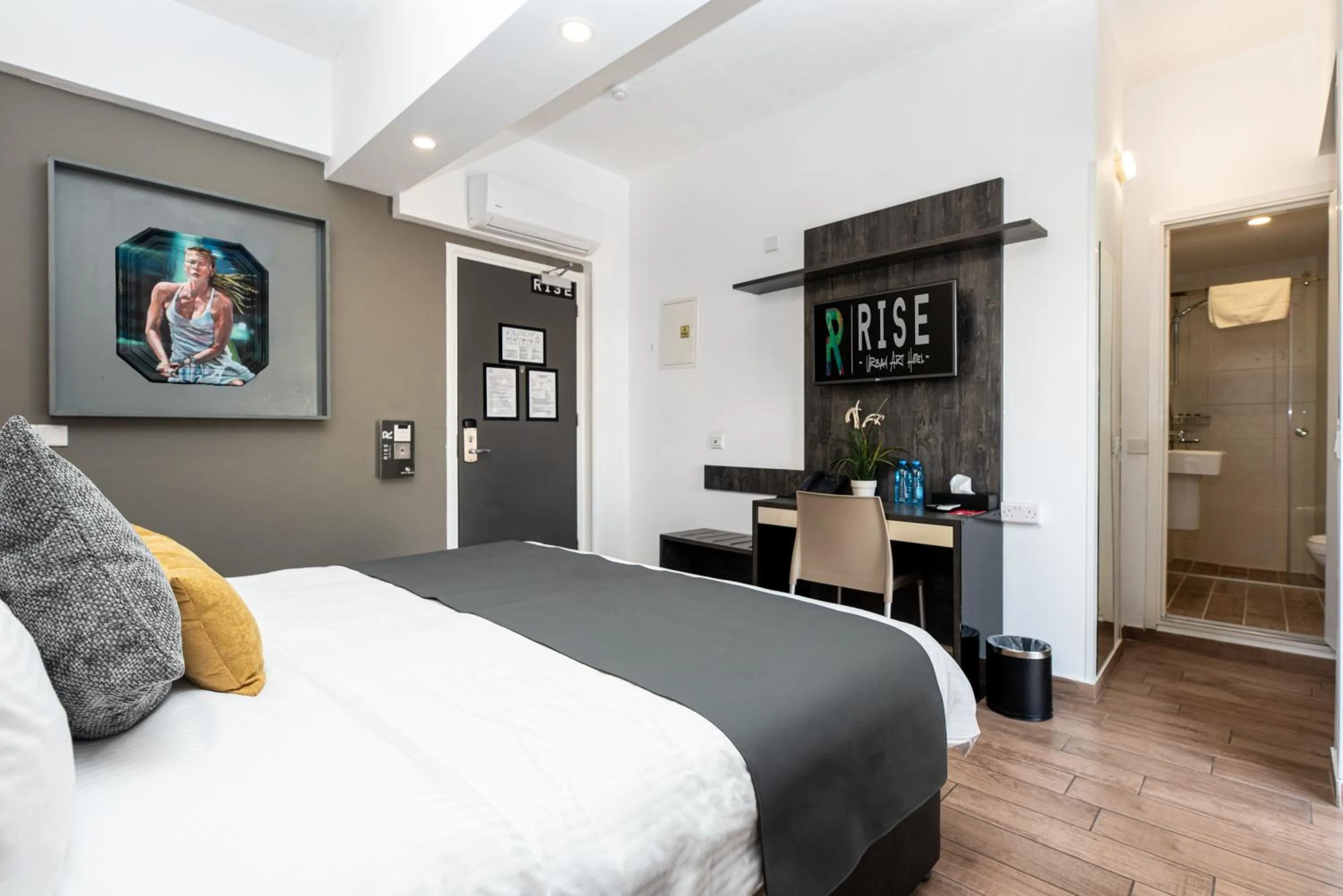 Photo of the whole room, Bed in Rise Urban Art Hotel