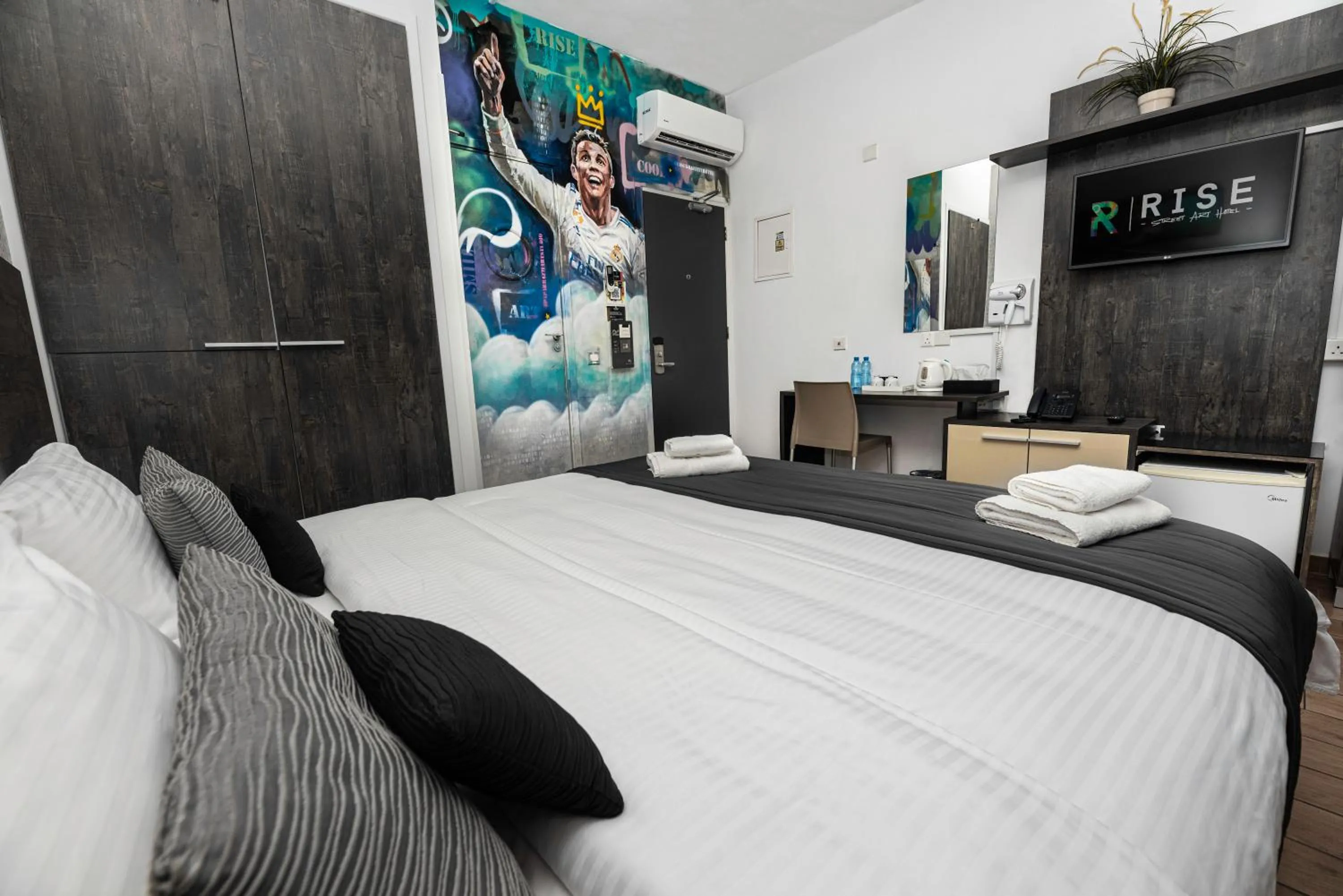 Bed in Rise Urban Art Hotel