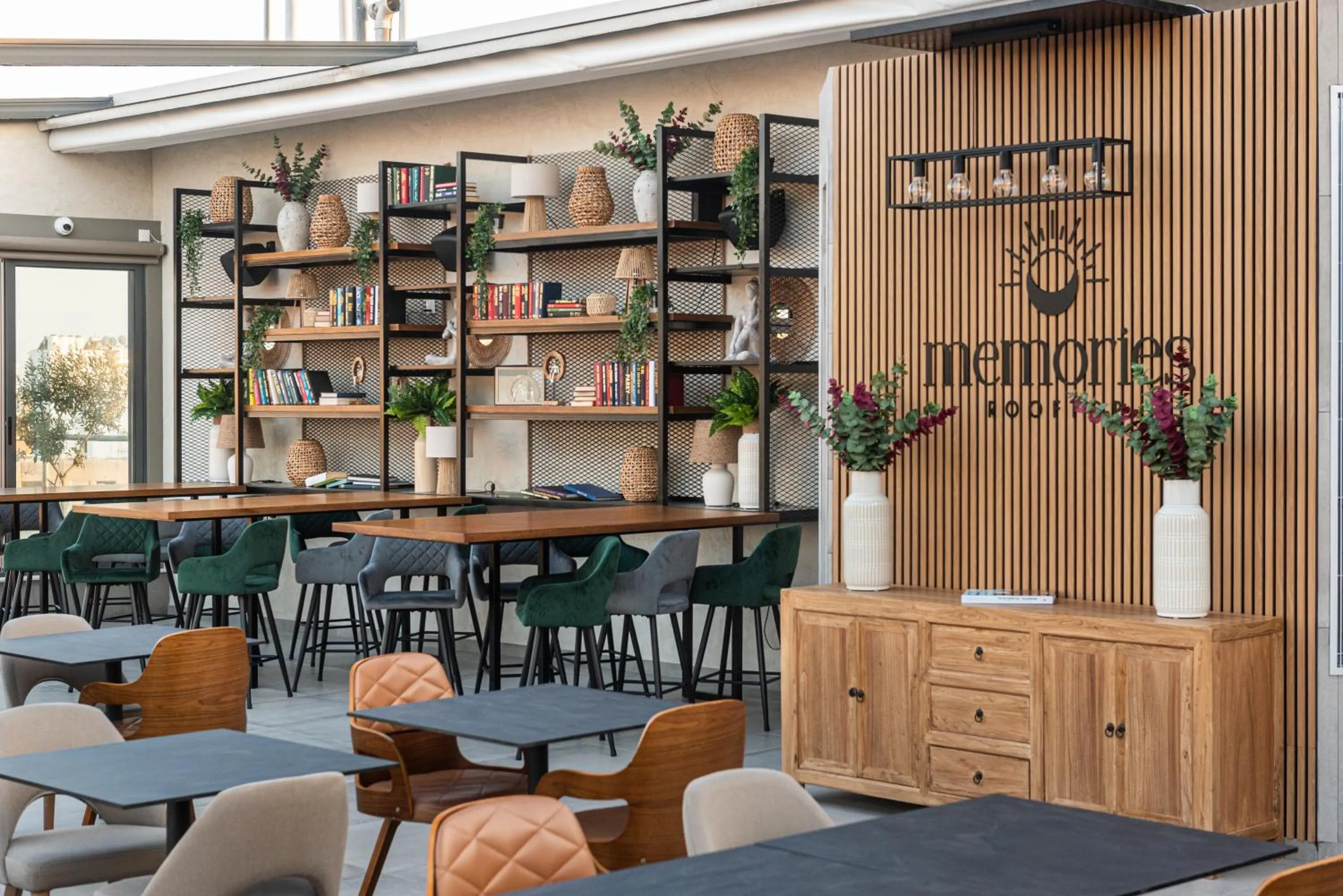 Restaurant/places to eat in Rise Urban Art Hotel