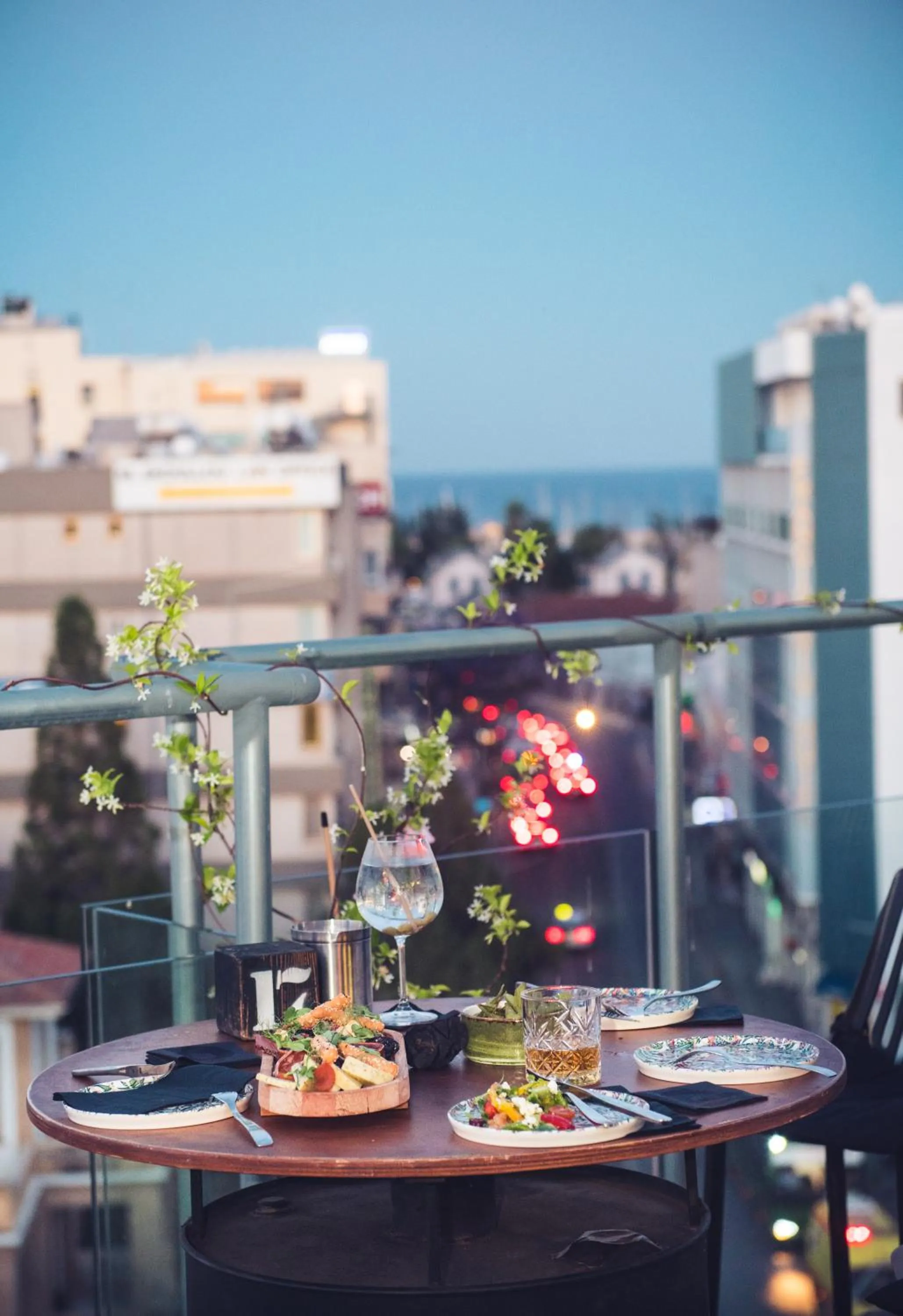 Restaurant/places to eat in Rise Urban Art Hotel