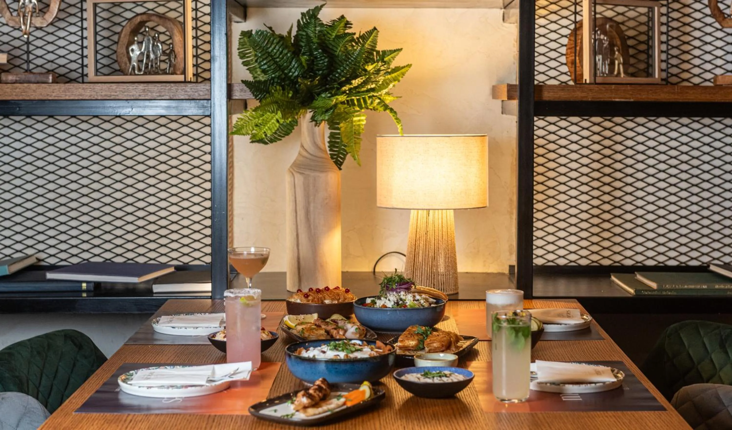 Restaurant/places to eat in Rise Urban Art Hotel