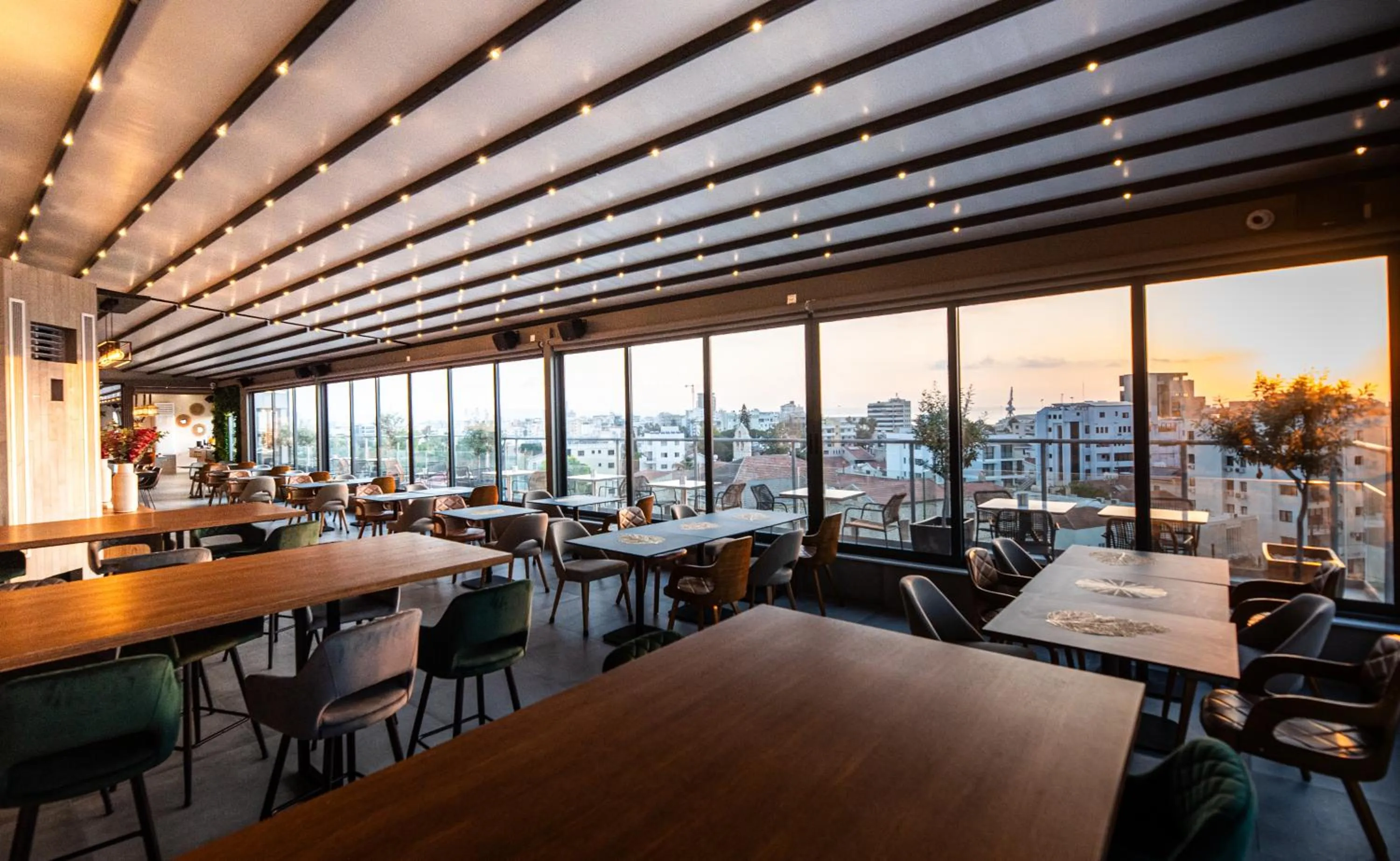 Restaurant/places to eat in Rise Urban Art Hotel