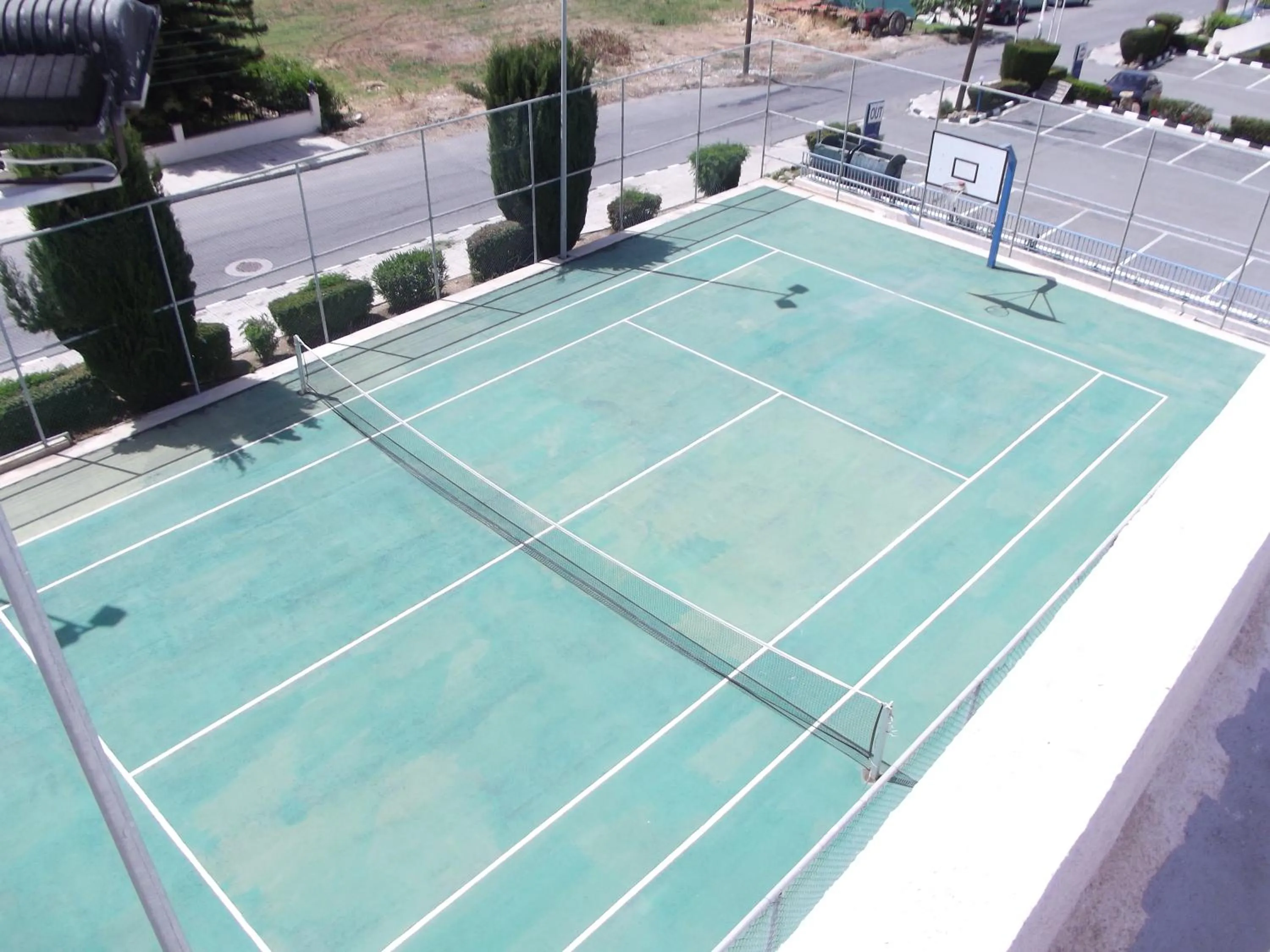 Tennis court in Kefalonitis Hotel Apartments