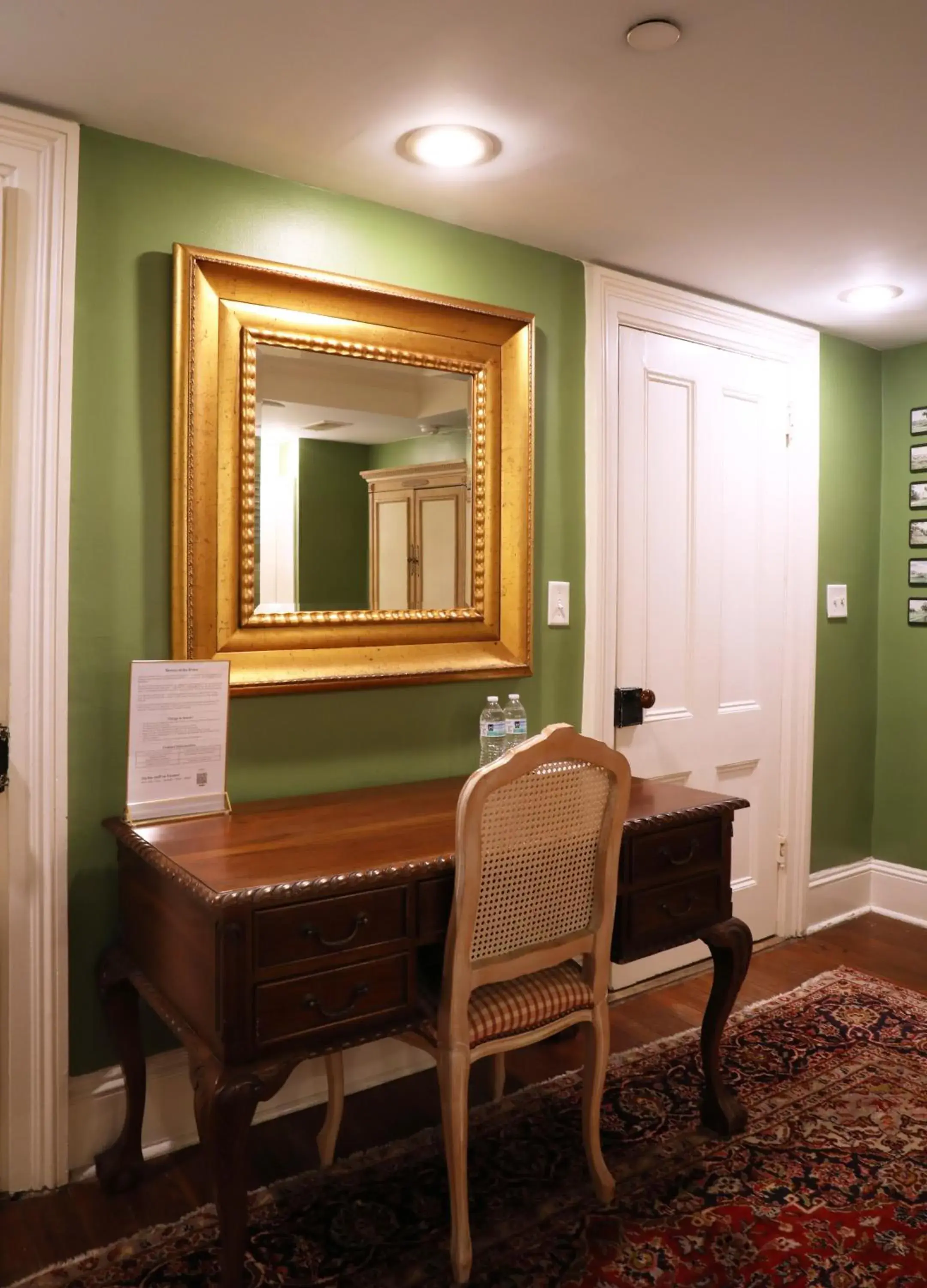 One-Bedroom Queen Suite in Justine Inn Savannah One-Bedroom Queen Suite in Justine Inn Savannah