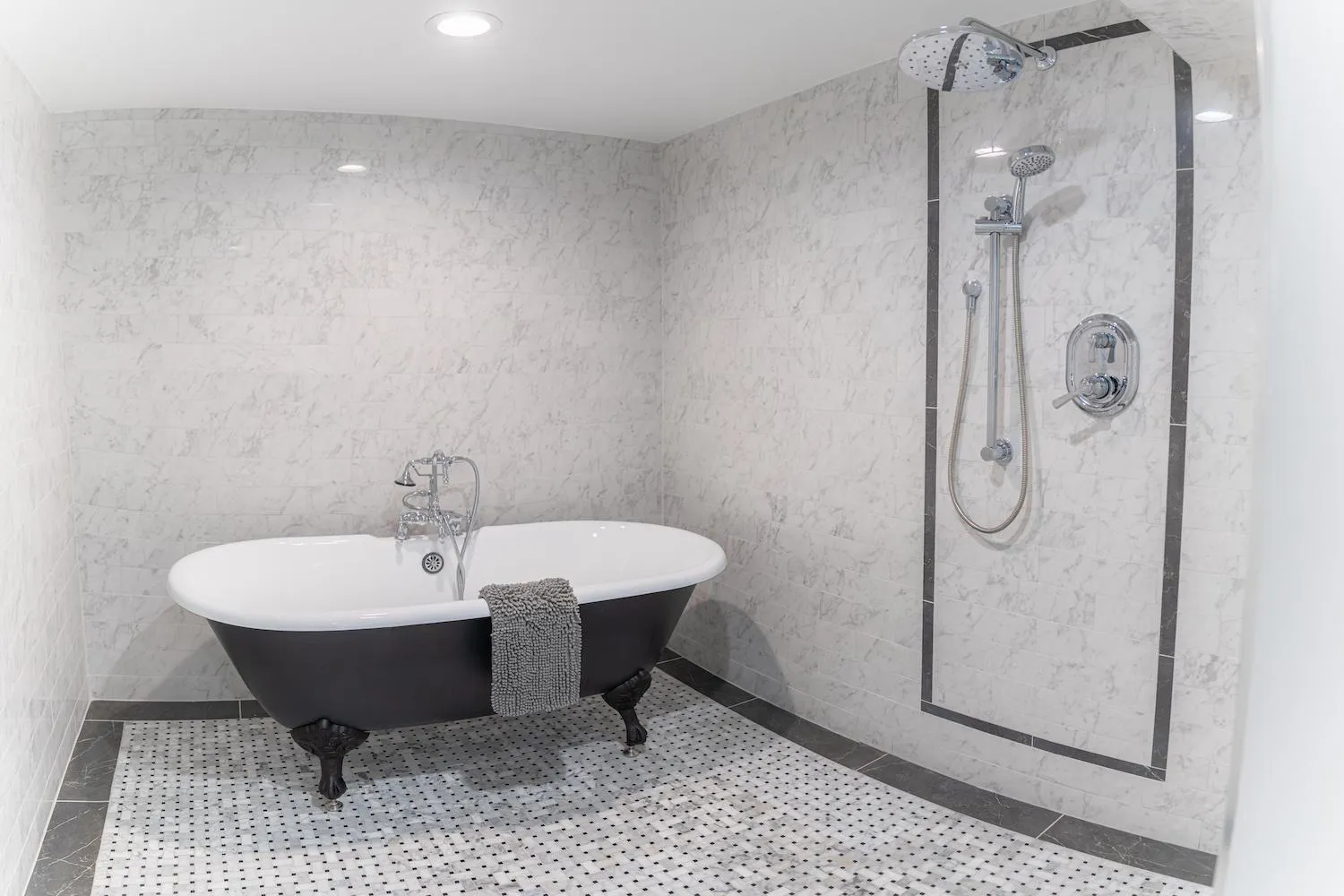 Shower in Justine Inn Savannah