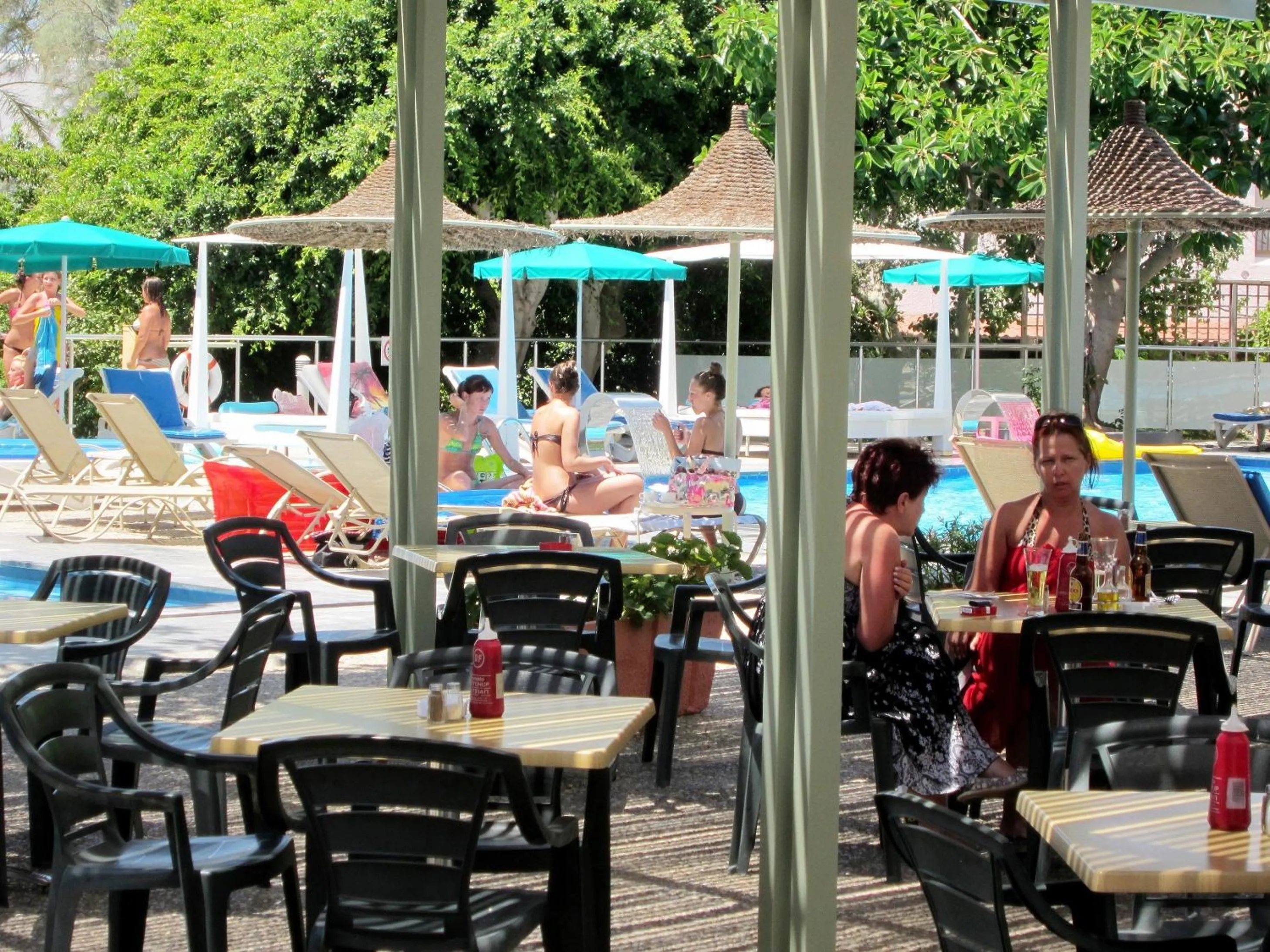 Restaurant/places to eat in Marina Hotel