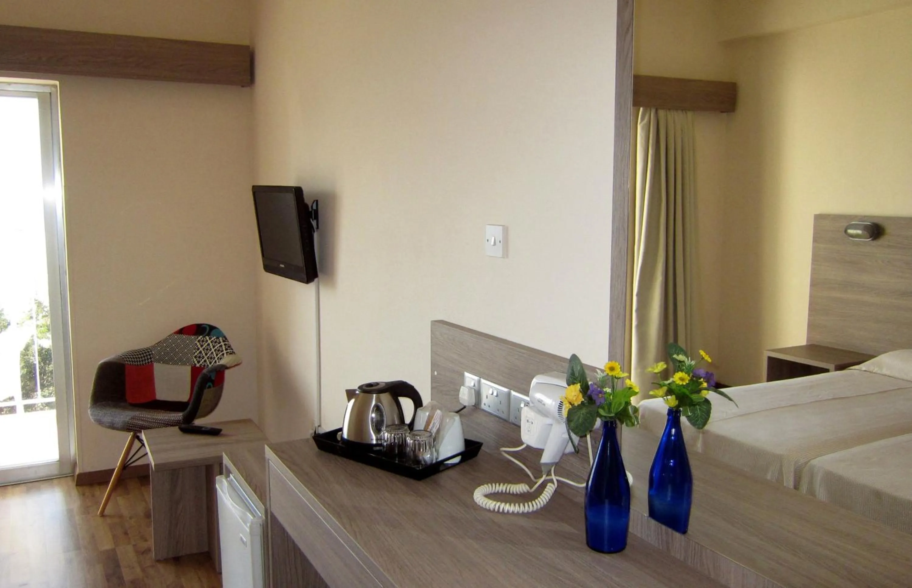 Coffee/tea facilities, Bed in Marina Hotel